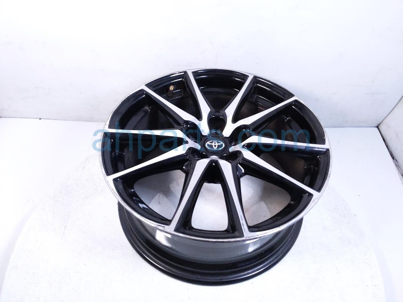 Toyota FR/RH WHEEL / RIM - CURB RASH Toyota FR/RH WHEEL / RIM - CURB RASH