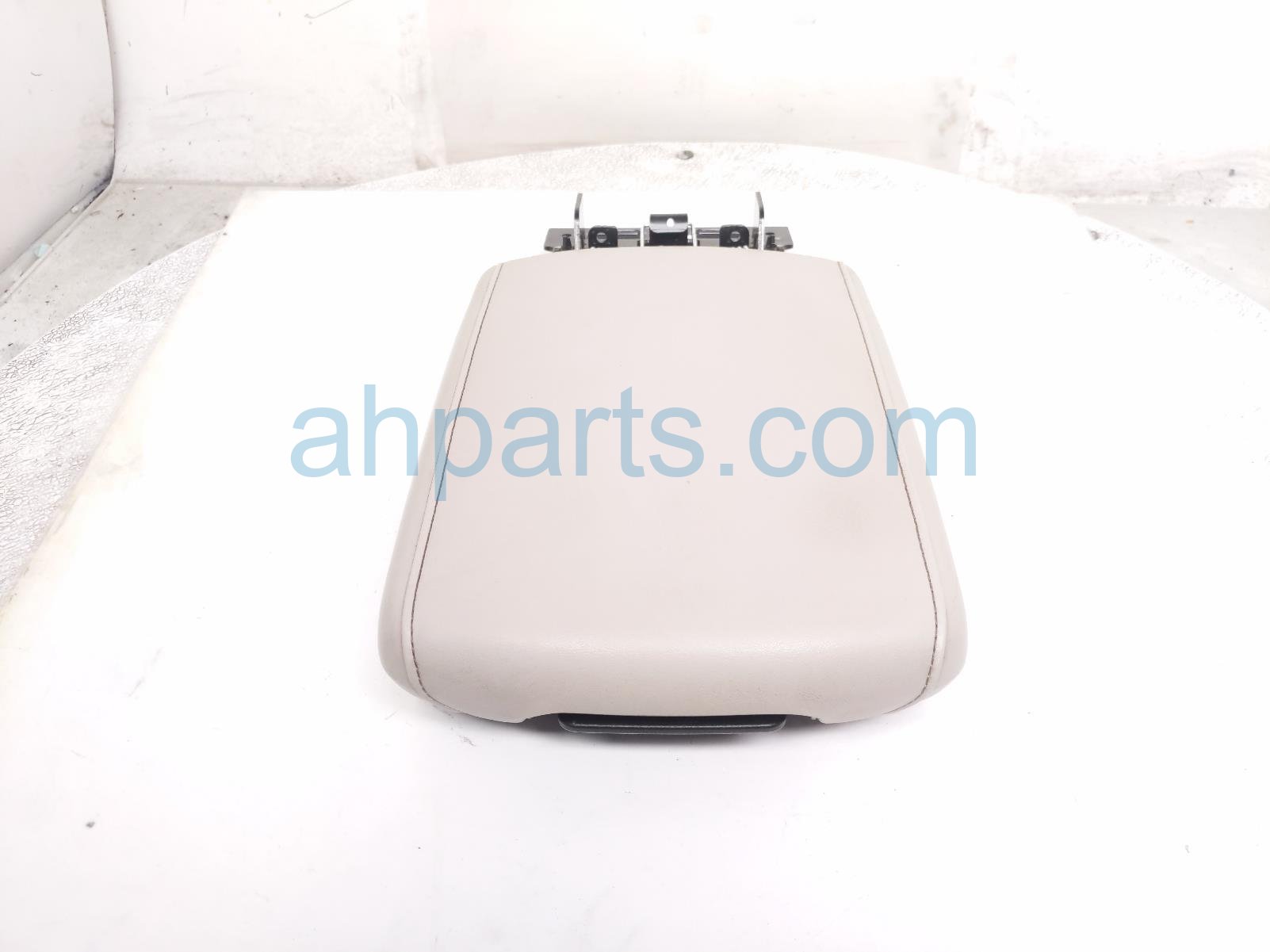 Kia CENTER CONSOLE ARMREST LID - GREY Kia CENTER CONSOLE ARMREST LID - GREY