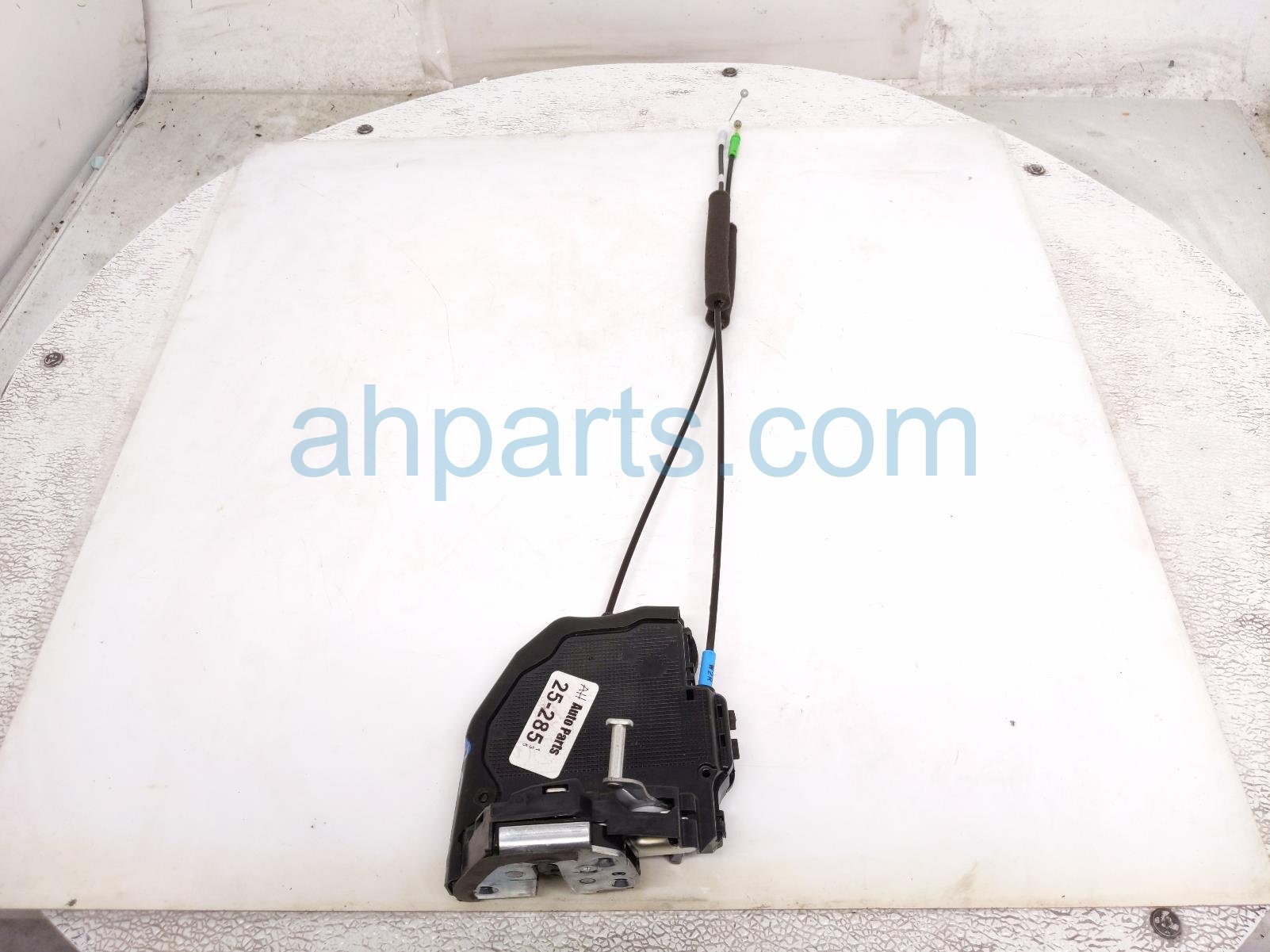 Toyota RR/RH DOOR LOCK ACTUATOR W/ CABLES