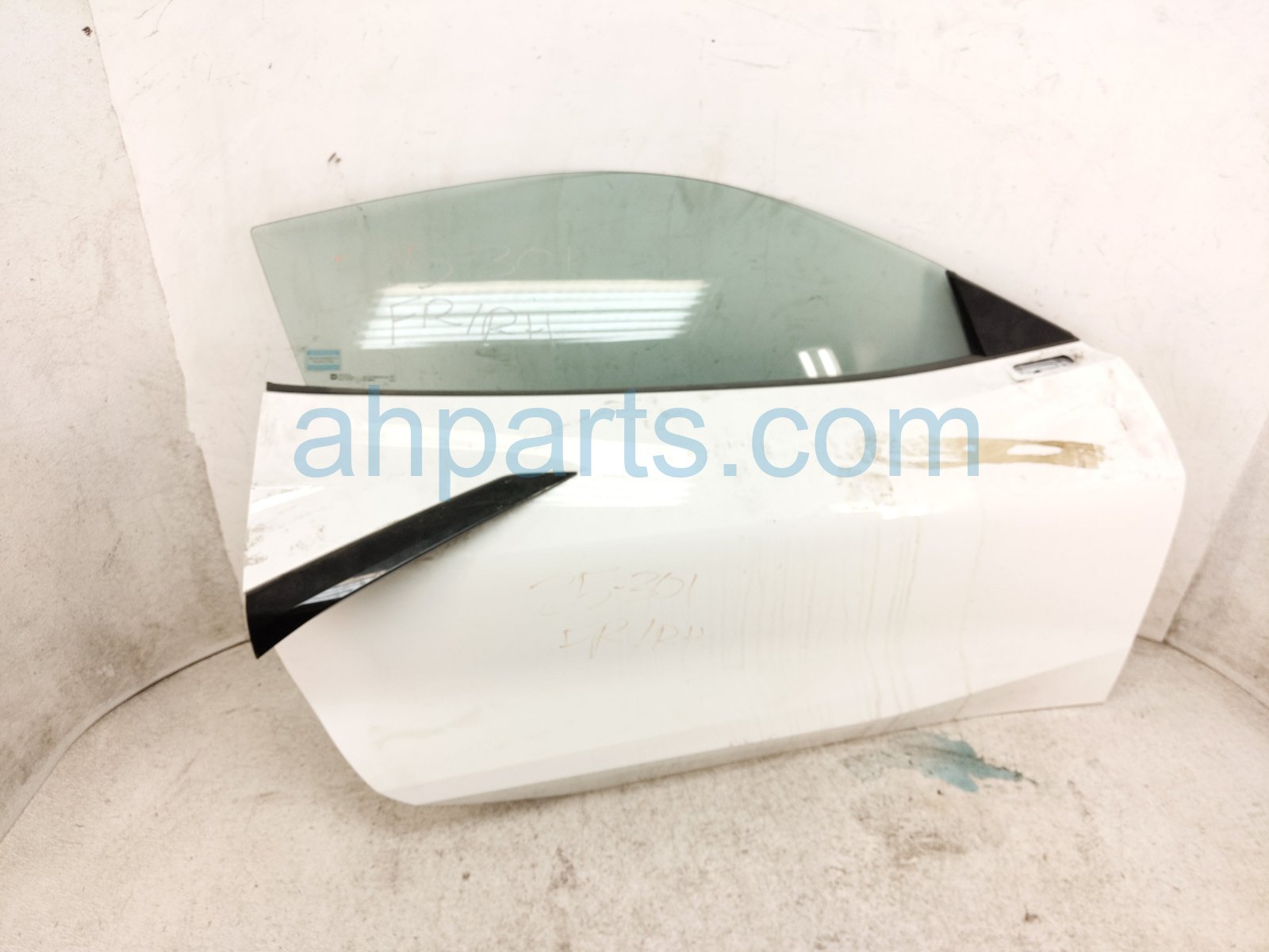 2024 Chevy Corvette Front Passenger Door White No Mirror/trim 85093409 Replacement 2024 Chevy Corvette Front Passenger Door White No Mirror/trim 85093409 Replacement thumbnail