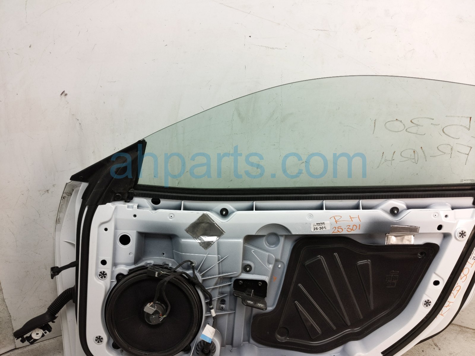 2024 Chevy Corvette Front Passenger Door White No Mirror/trim 85093409 Replacement 2024 Chevy Corvette Front Passenger Door White No Mirror/trim 85093409 Replacement thumbnail