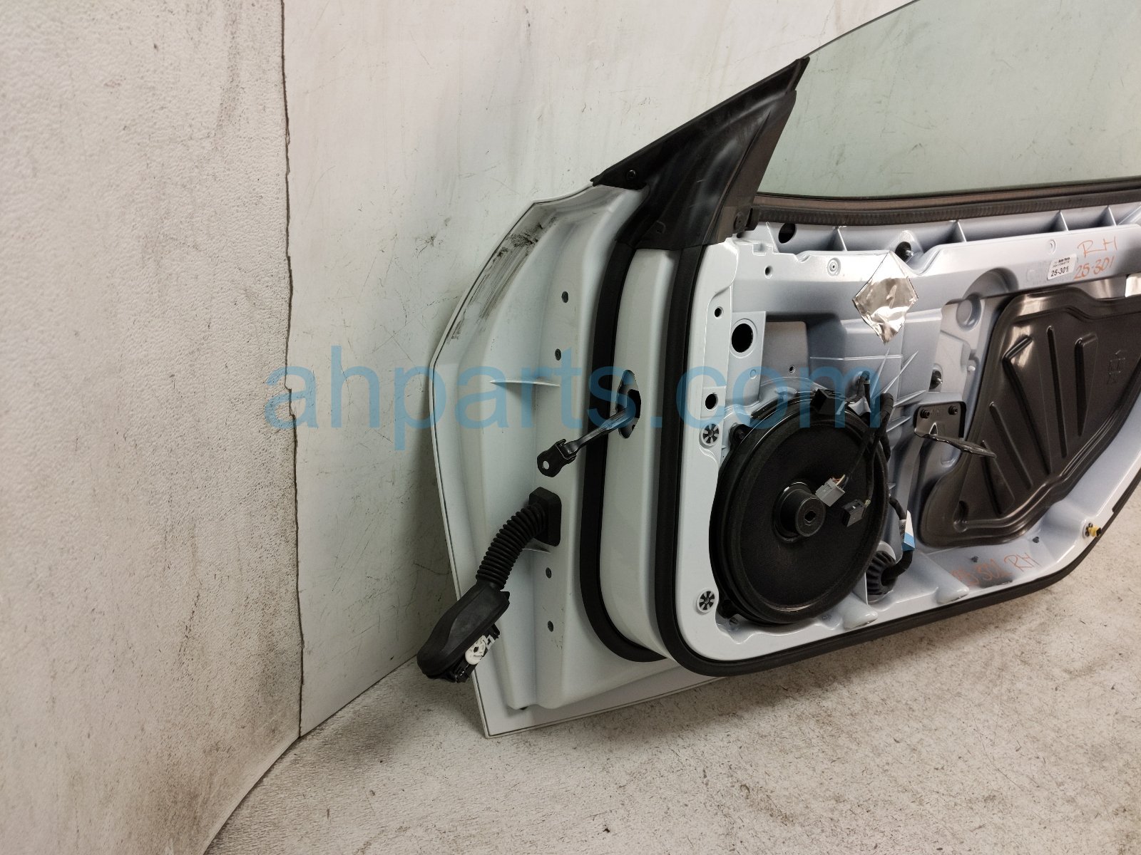 2024 Chevy Corvette Front Passenger Door White No Mirror/trim 85093409 Replacement 2024 Chevy Corvette Front Passenger Door White No Mirror/trim 85093409 Replacement thumbnail