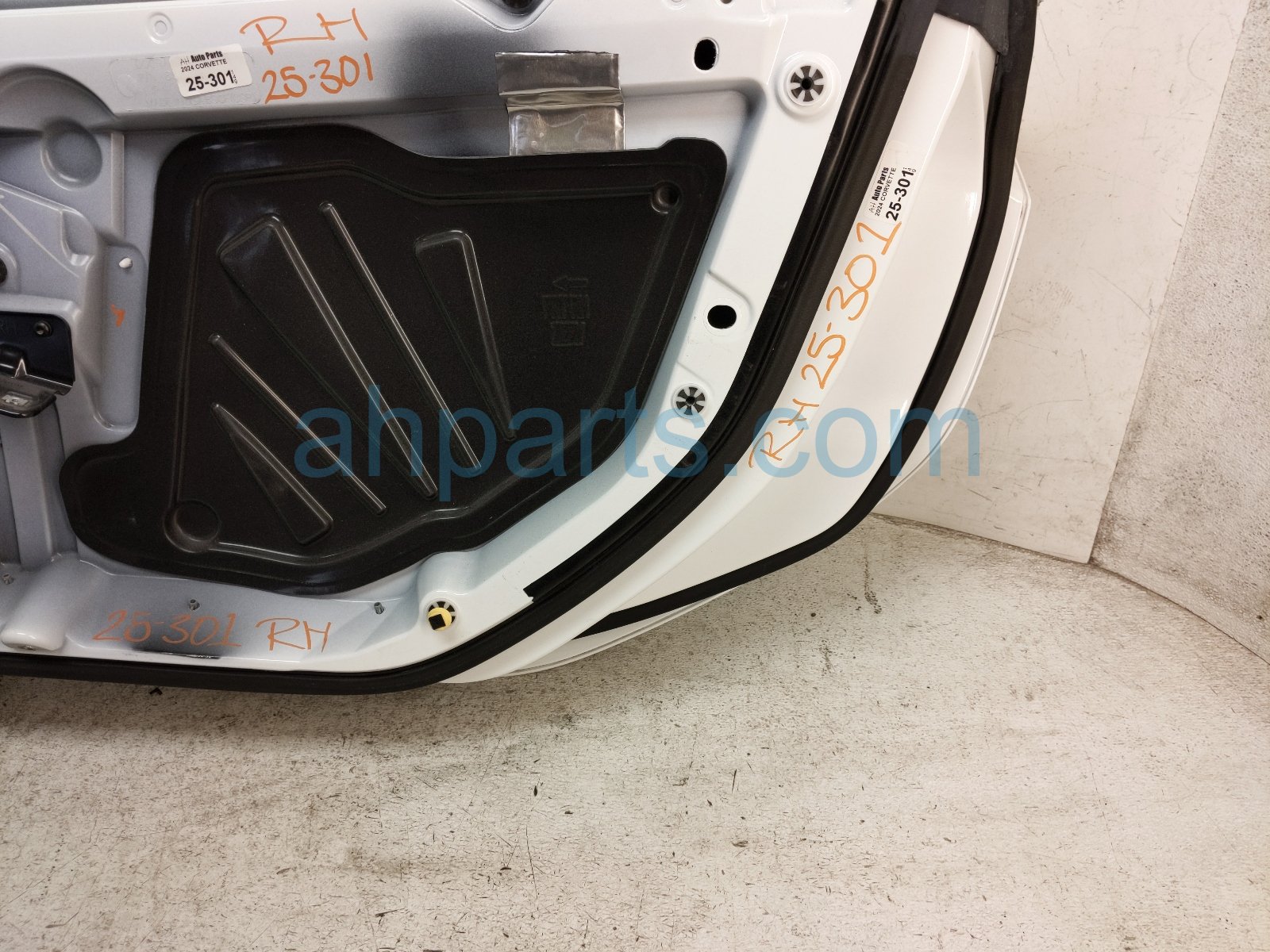 2024 Chevy Corvette Front Passenger Door White No Mirror/trim 85093409 Replacement 2024 Chevy Corvette Front Passenger Door White No Mirror/trim 85093409 Replacement thumbnail