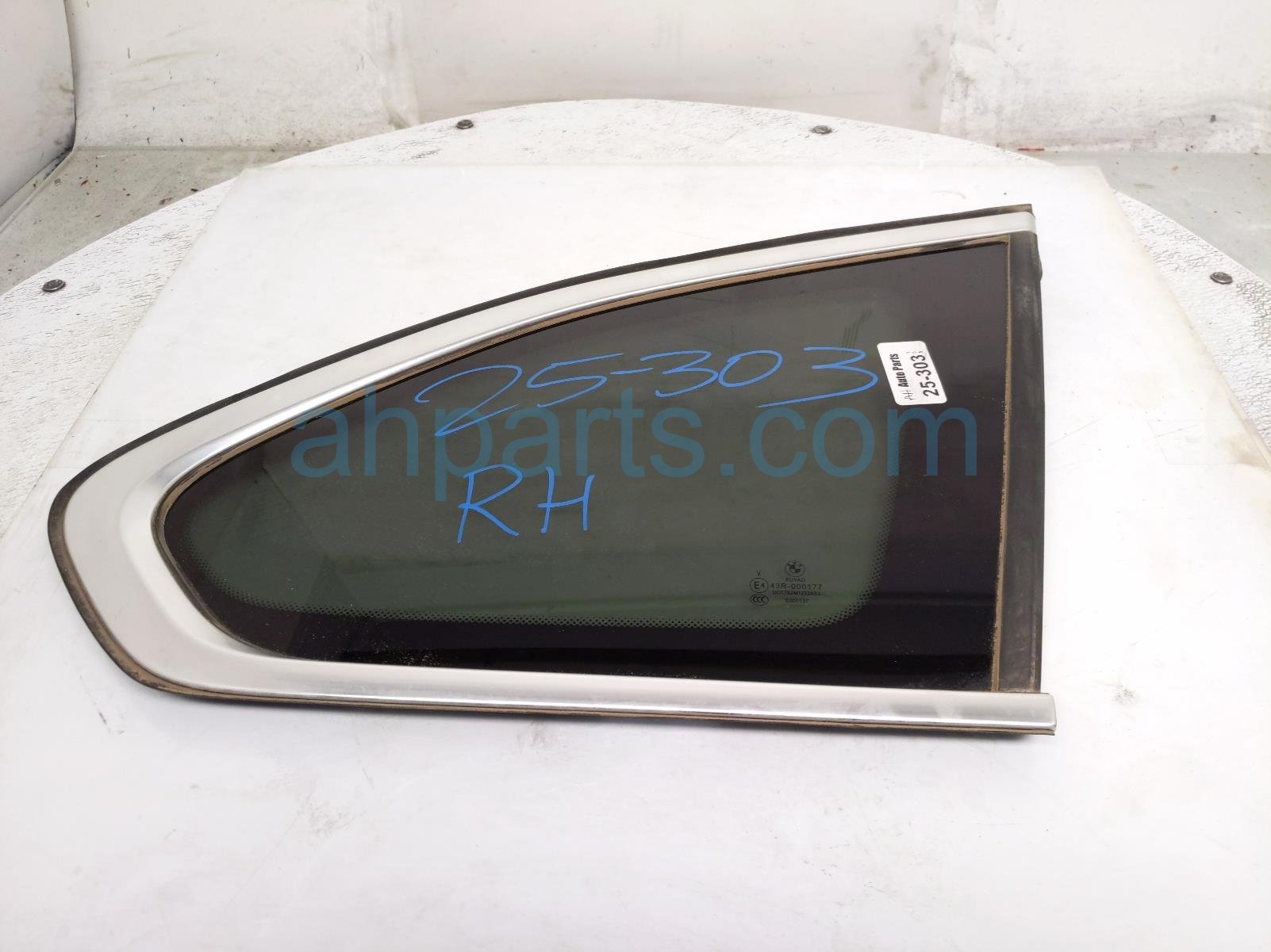 BMW RH QUARTER WINDOW GLASS