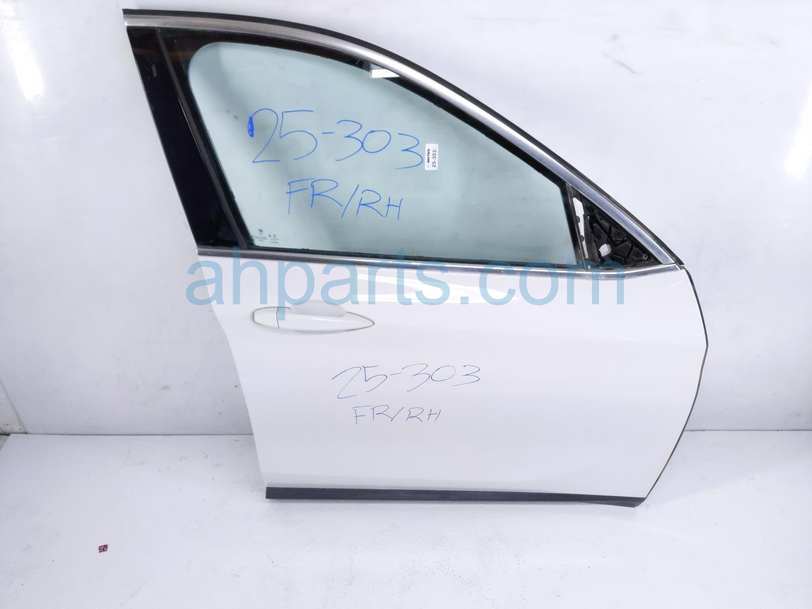 $595 BMW FR/RH DOOR - WHITE - NO MIRROR/TRIM $595 BMW FR/RH DOOR - WHITE - NO MIRROR/TRIM