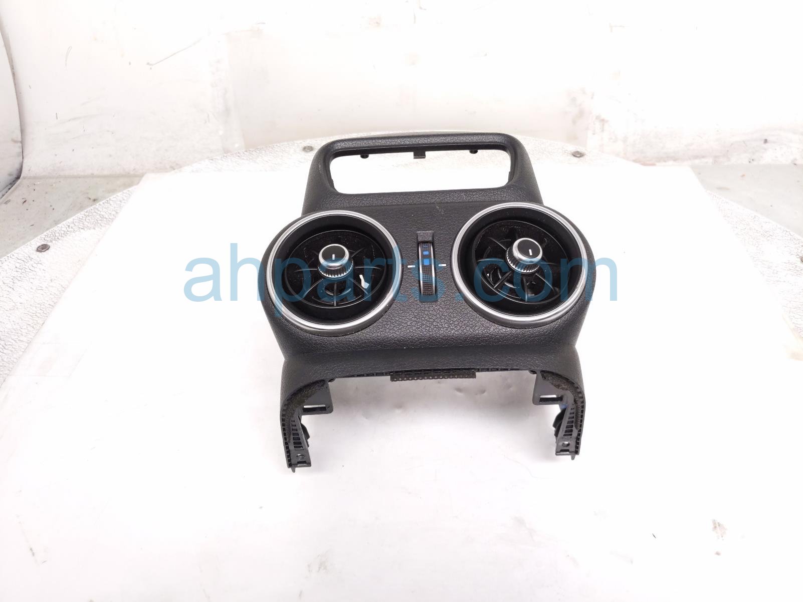 Kia CONSOLE REAR COVER W/AIR VENTS - BL Kia CONSOLE REAR COVER W/AIR VENTS - BL