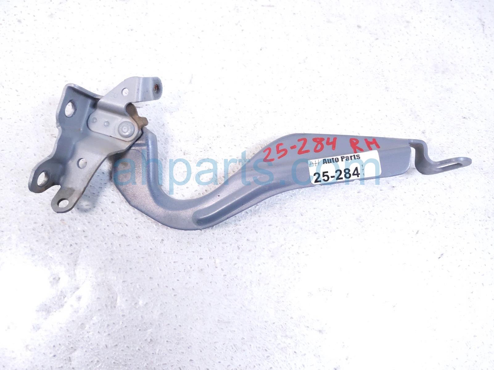 Subaru RH HOOD HINGE - SILVER Subaru RH HOOD HINGE - SILVER