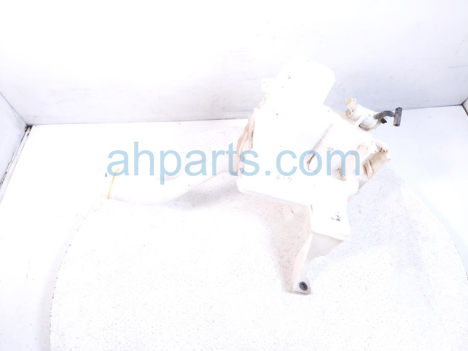 Subaru WINDSHIELD WASHER RESERVOIR W/PUMP Subaru WINDSHIELD WASHER RESERVOIR W/PUMP