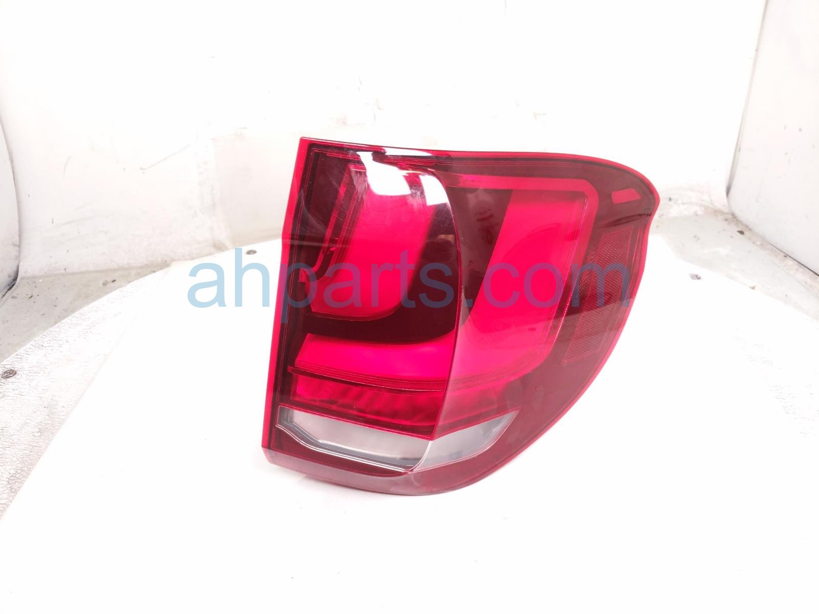 BMW RH TAIL LAMP (ON BODY) BMW RH TAIL LAMP (ON BODY)