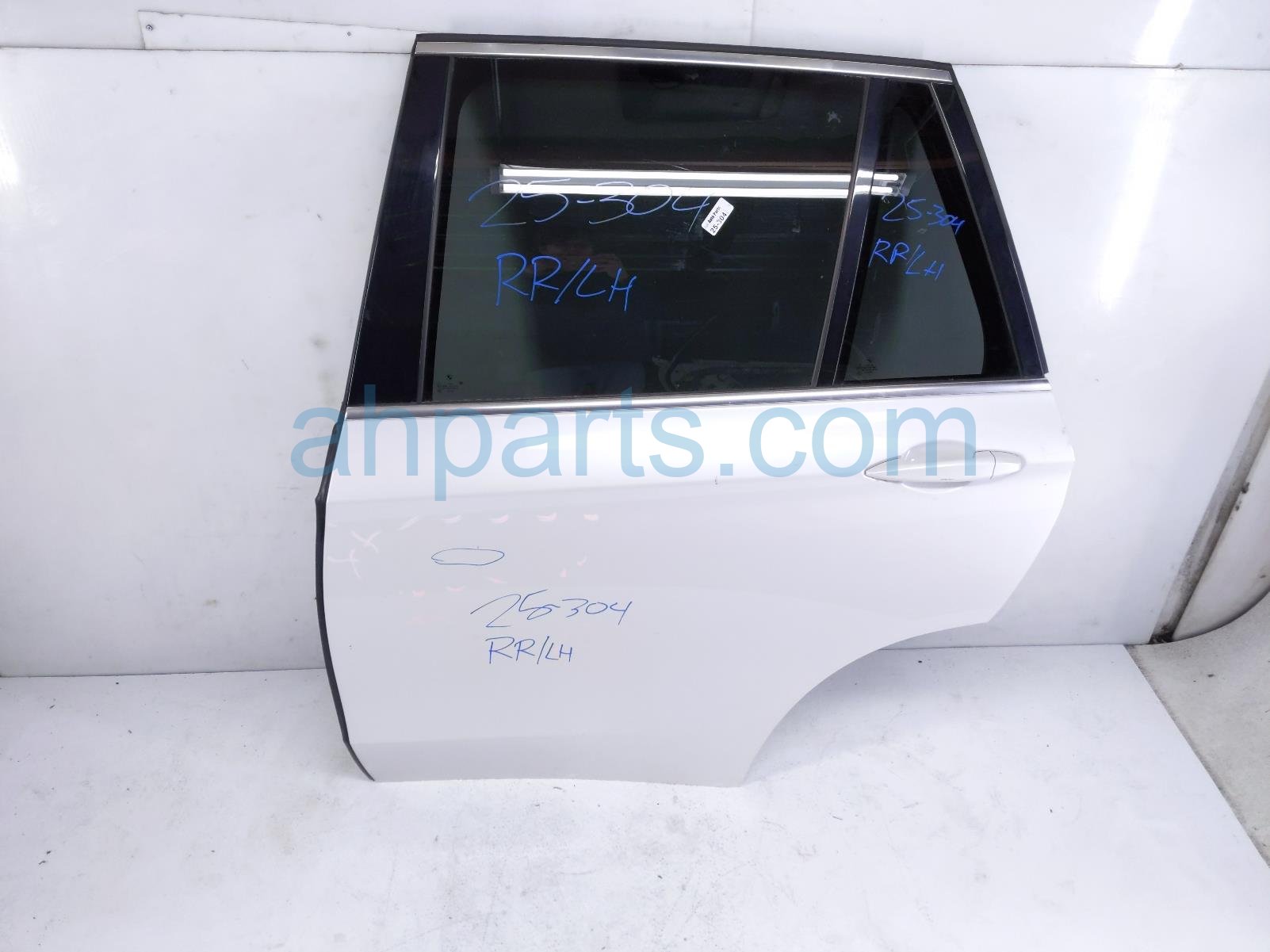 BMW RR/LH DOOR - WHITE - NO INSIDE TRIM*