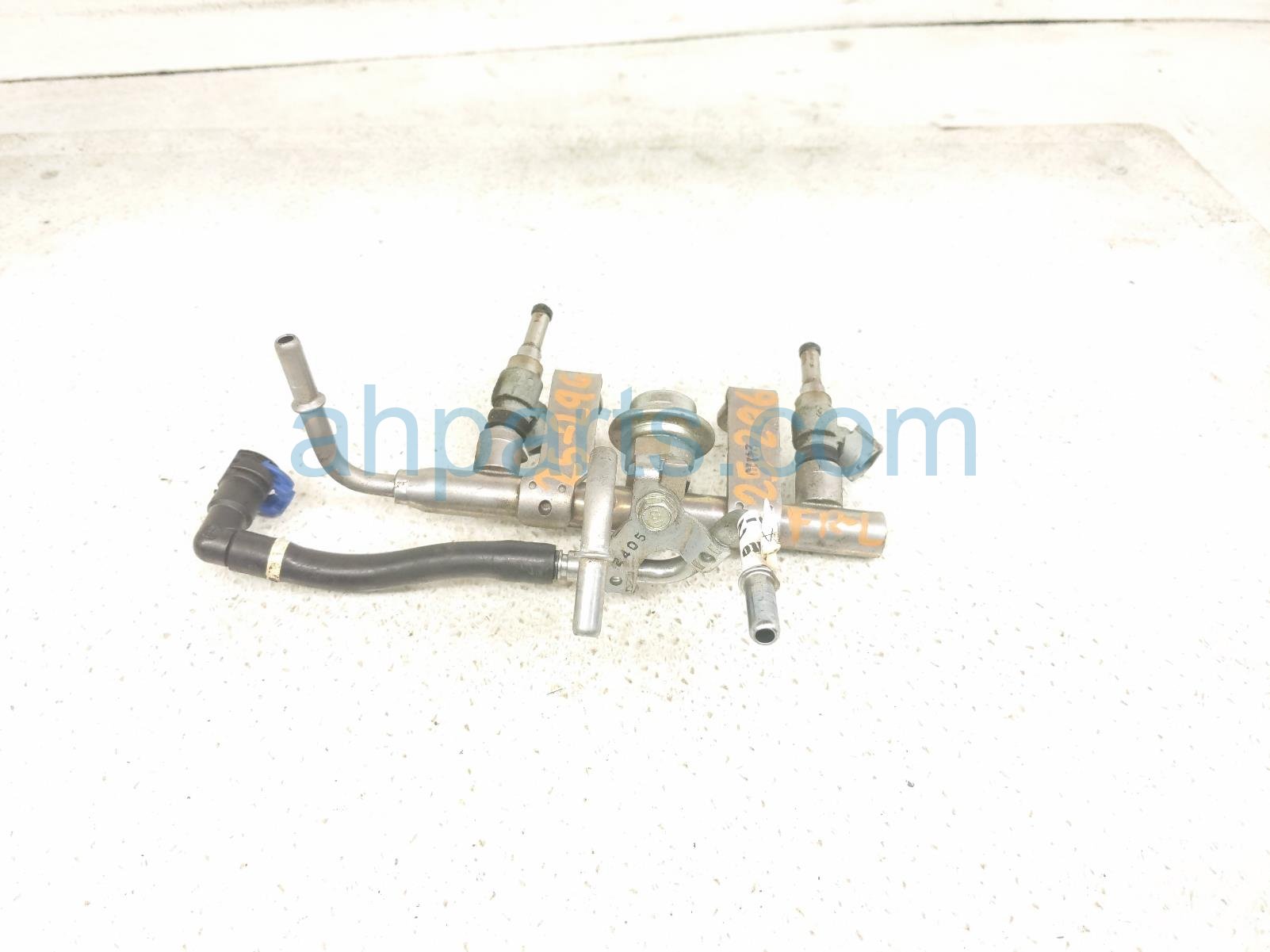 Toyota LEFT FUEL RAIL W/ INJECTORS -2.4L