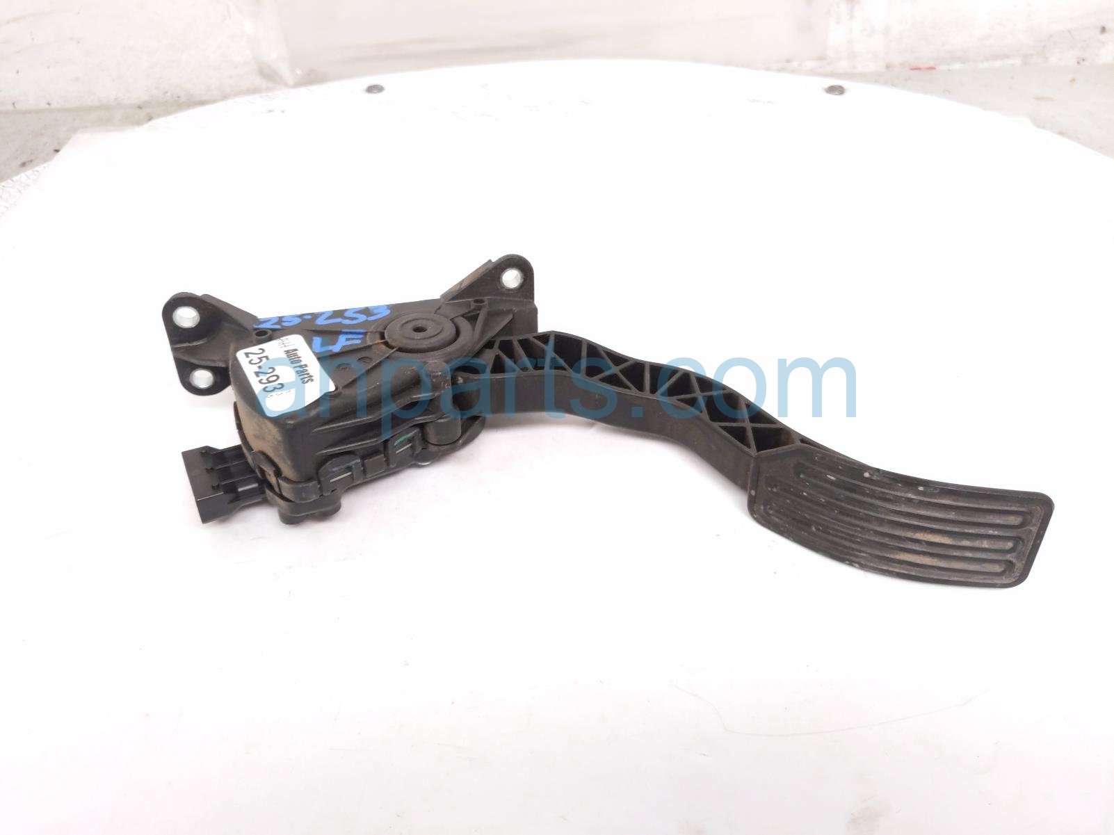 GAS / ACCELERATOR PEDAL ASSY FL