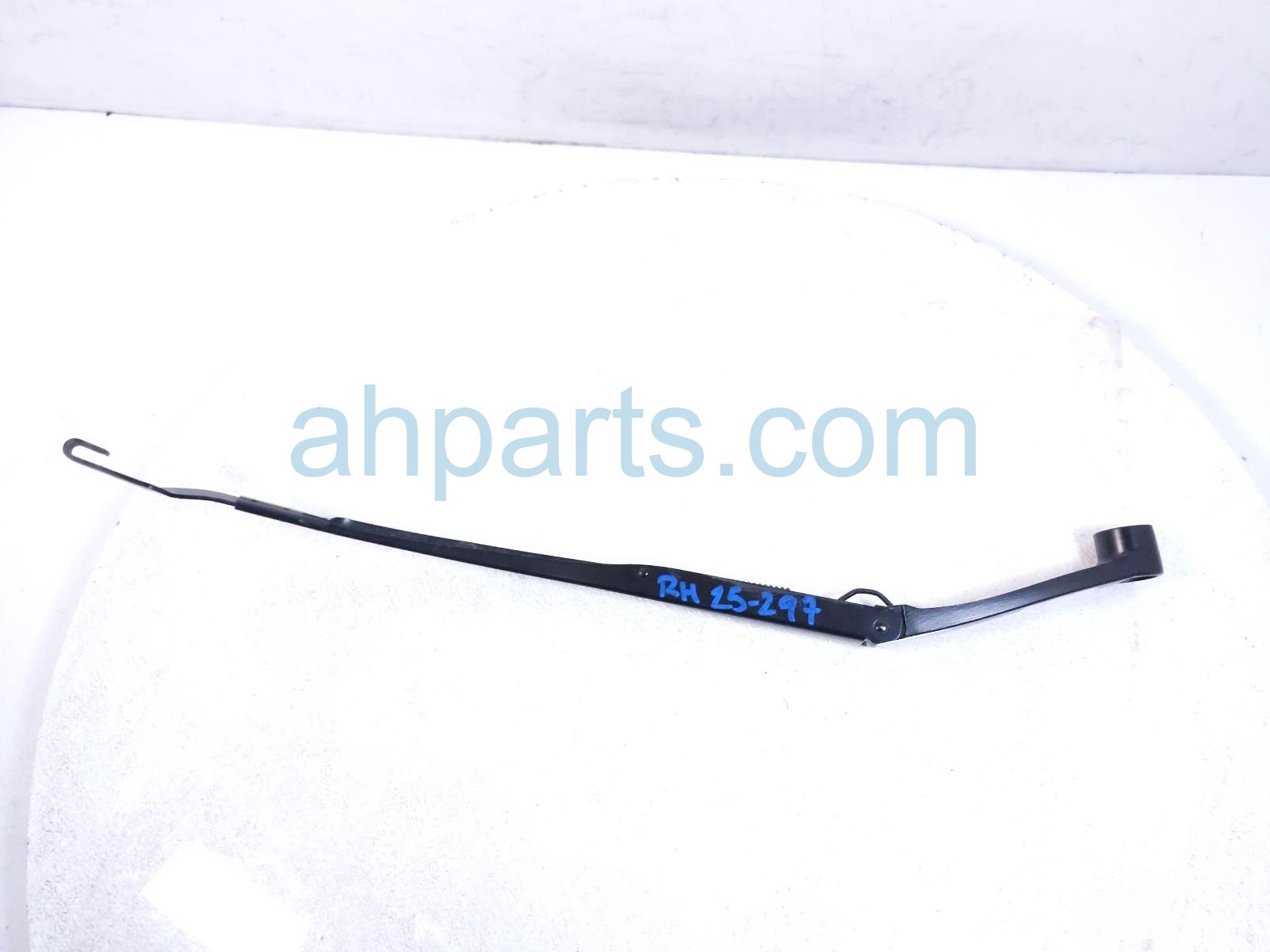 Kia RH WINDSHIELD WIPER ARM