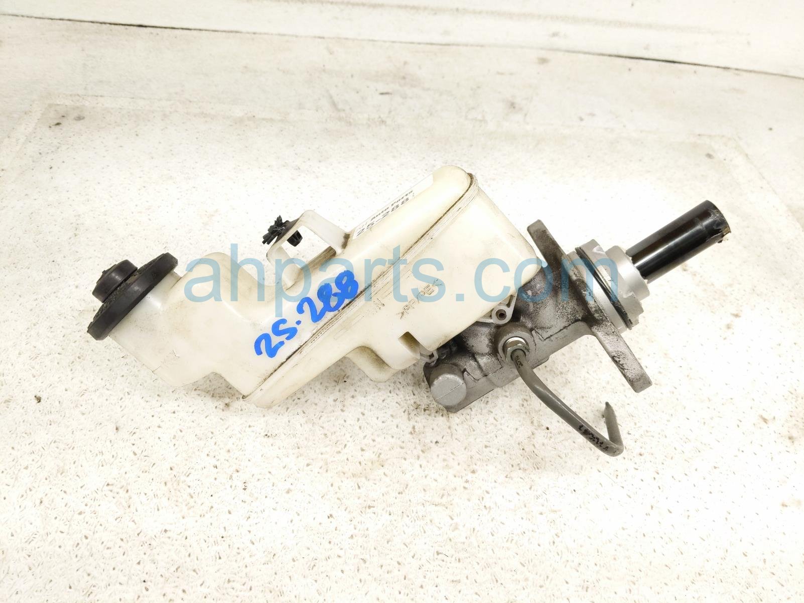 Toyota BRAKE MASTER CYLINDER W/RESERVOIR