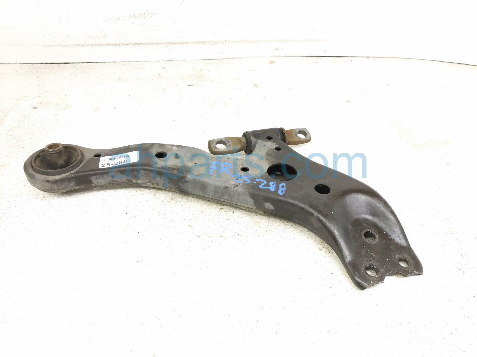 Toyota FR/RH LOWER CONTROL ARM - 2.5L