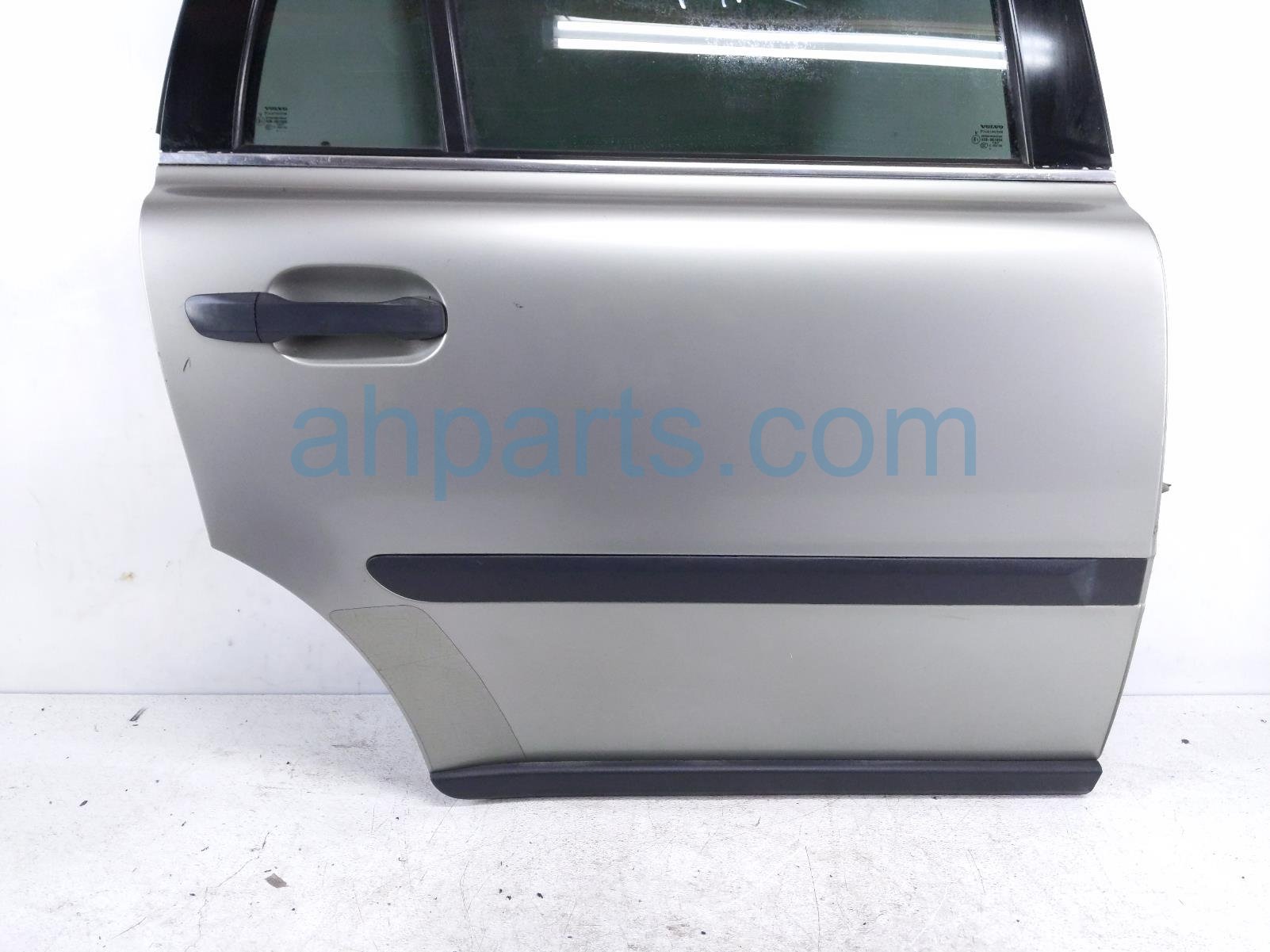 $225 Volvo RR/RH DOOR - GRAY - COMPLETE $225 Volvo RR/RH DOOR - GRAY - COMPLETE