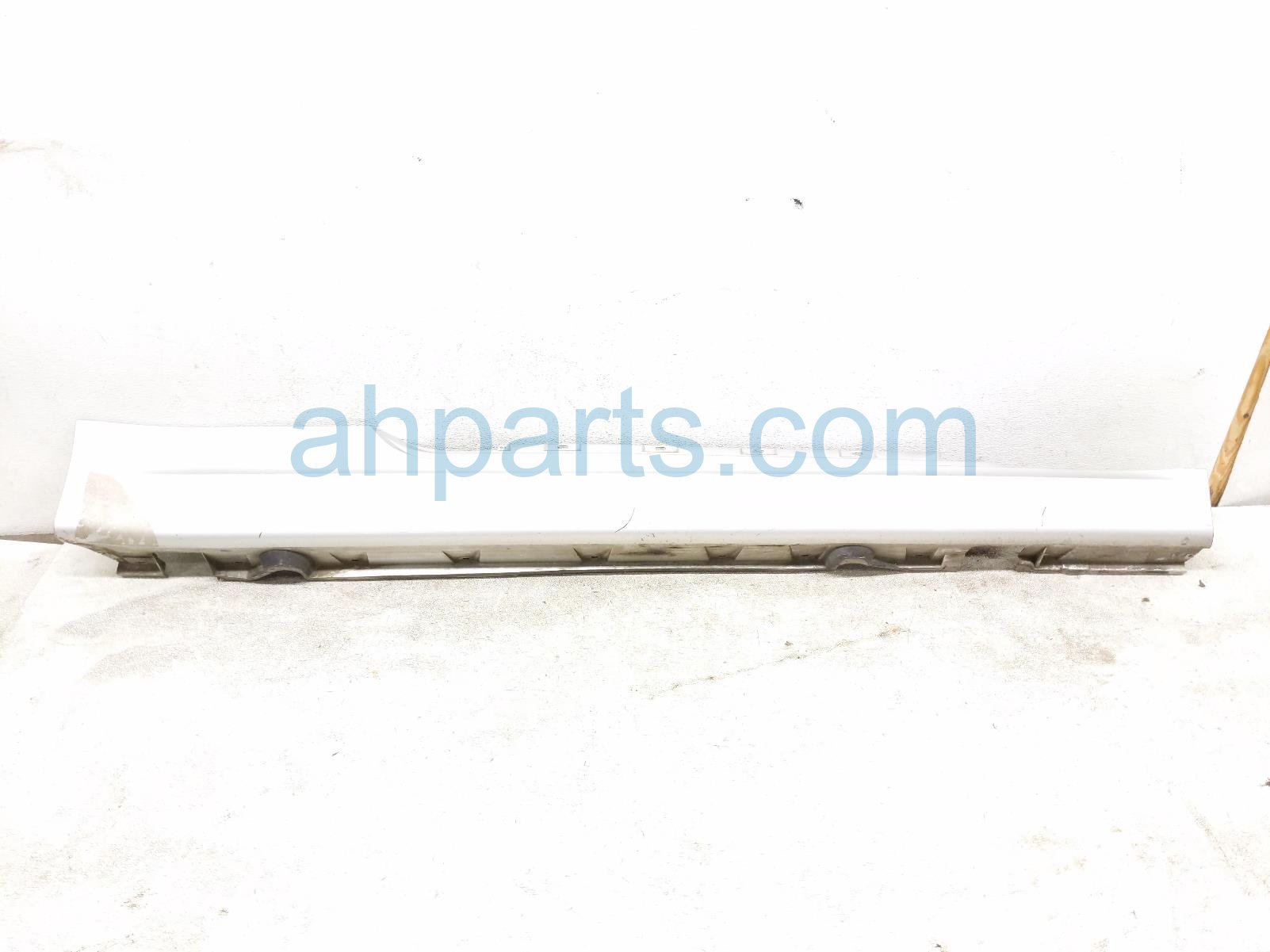 $50 BMW RH SIDE SKIRT / MOLDING - SILVER