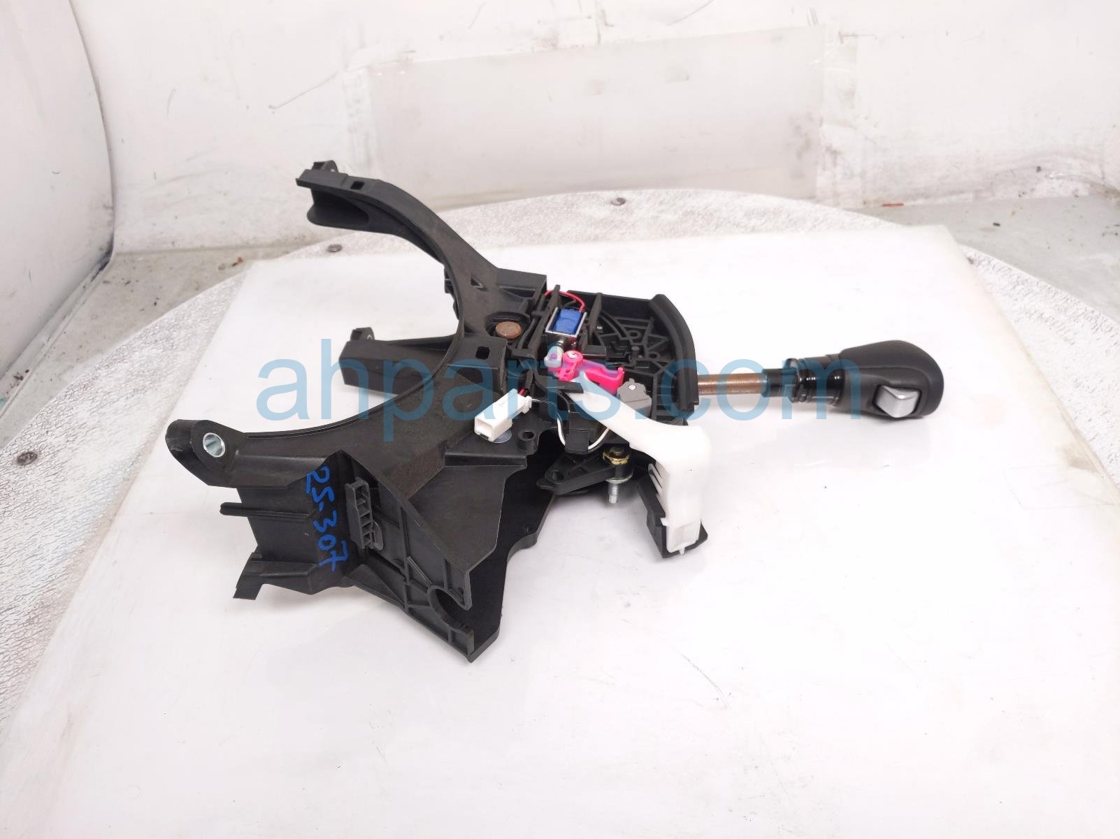 Honda A/T FLOOR SHIFTER W/KNOB - 2.0L