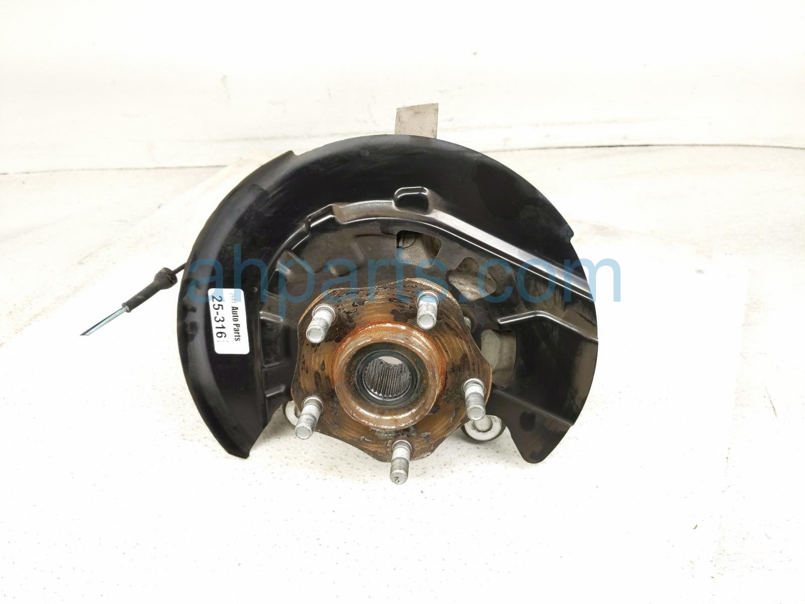 $175 Nissan FR/LH SPINDLE KNUCKLE HUB