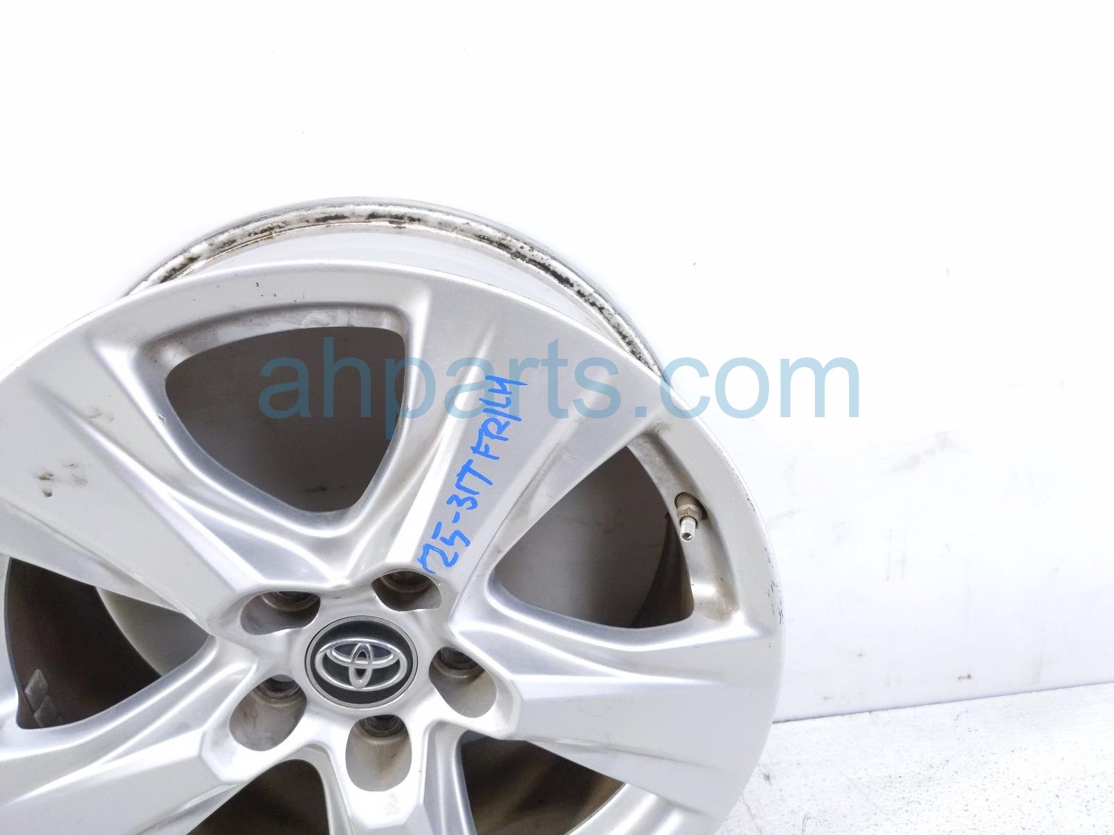 2019 Toyota Rav 4 Front Driver Wheel / Rim 42611 0R240 Replacement 2019 Toyota Rav 4 Front Driver Wheel / Rim 42611 0R240 Replacement thumbnail