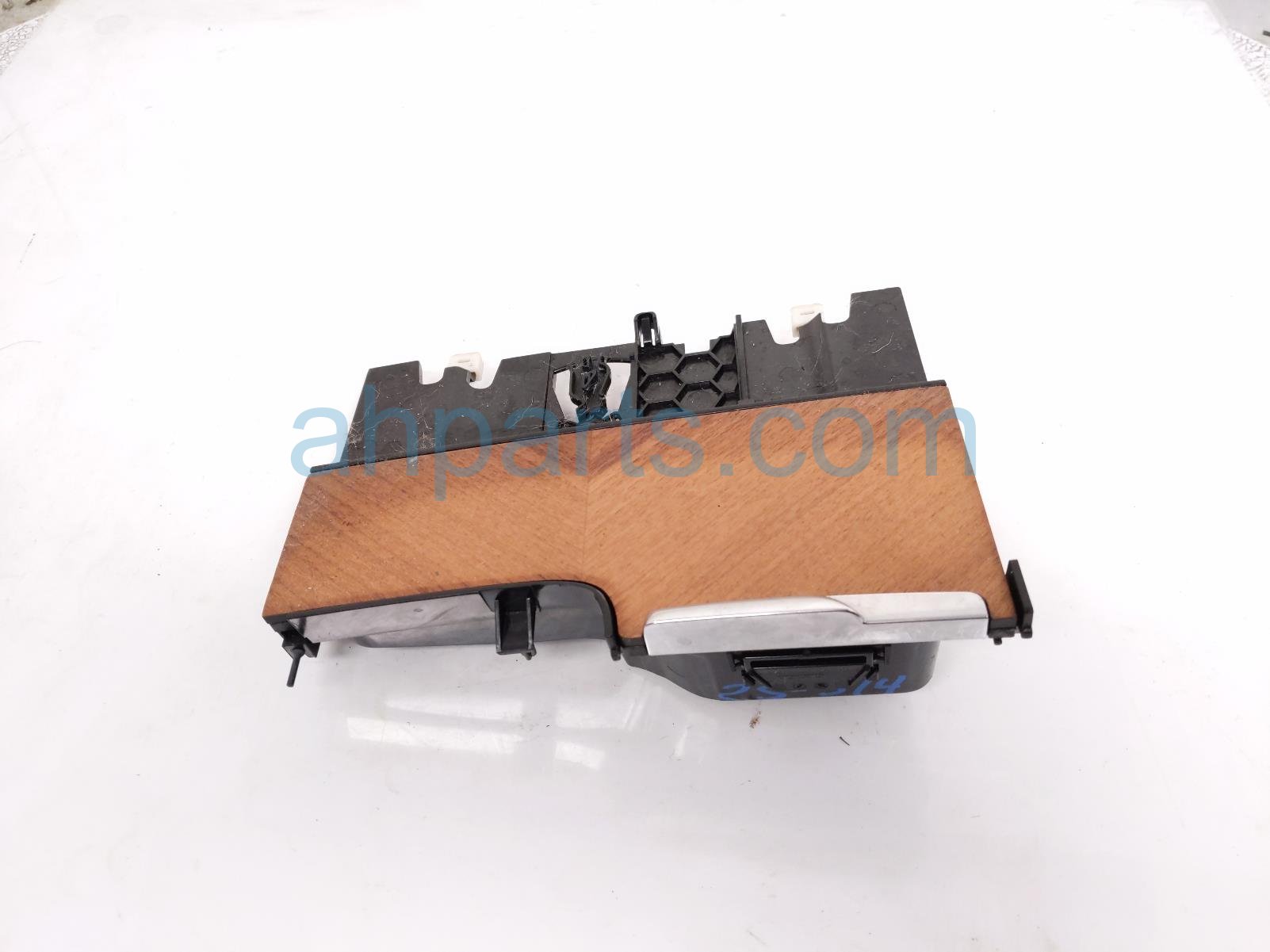 Volvo CENTER CONSOLE TRAY -WOODGRAIN Volvo CENTER CONSOLE TRAY -WOODGRAIN