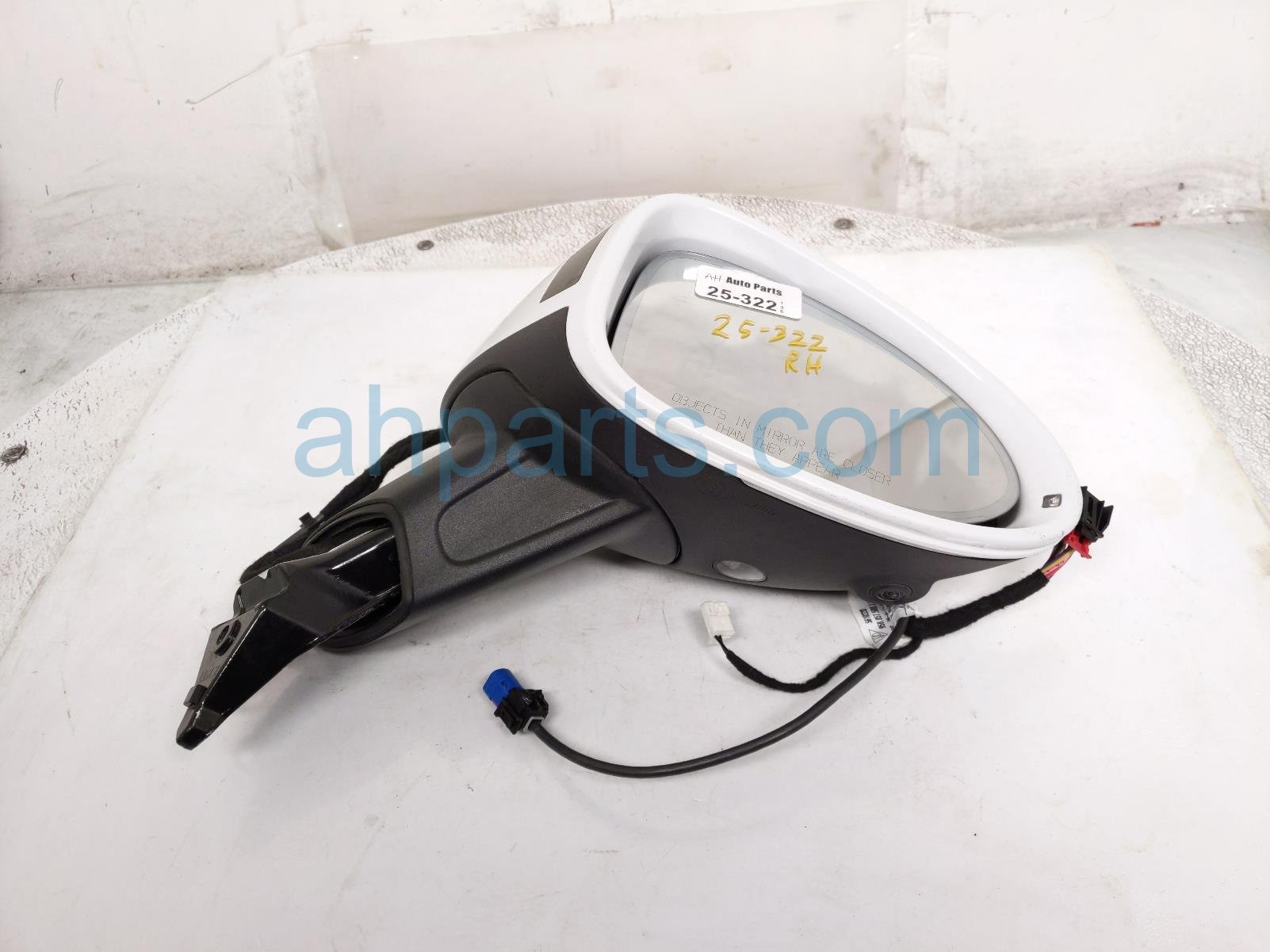 2021 Porsche Macan Rear Passenger Side View Mirror White W/ Cam 95B 857 528 A G2X Replacement 2021 Porsche Macan Rear Passenger Side View Mirror White W/ Cam 95B 857 528 A G2X Replacement thumbnail