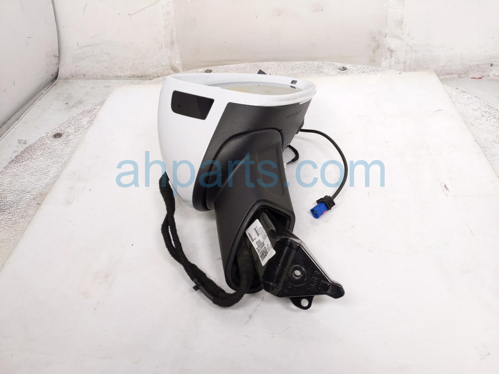 2021 Porsche Macan Rear Passenger Side View Mirror White W/ Cam 95B 857 528 A G2X Replacement 2021 Porsche Macan Rear Passenger Side View Mirror White W/ Cam 95B 857 528 A G2X Replacement thumbnail