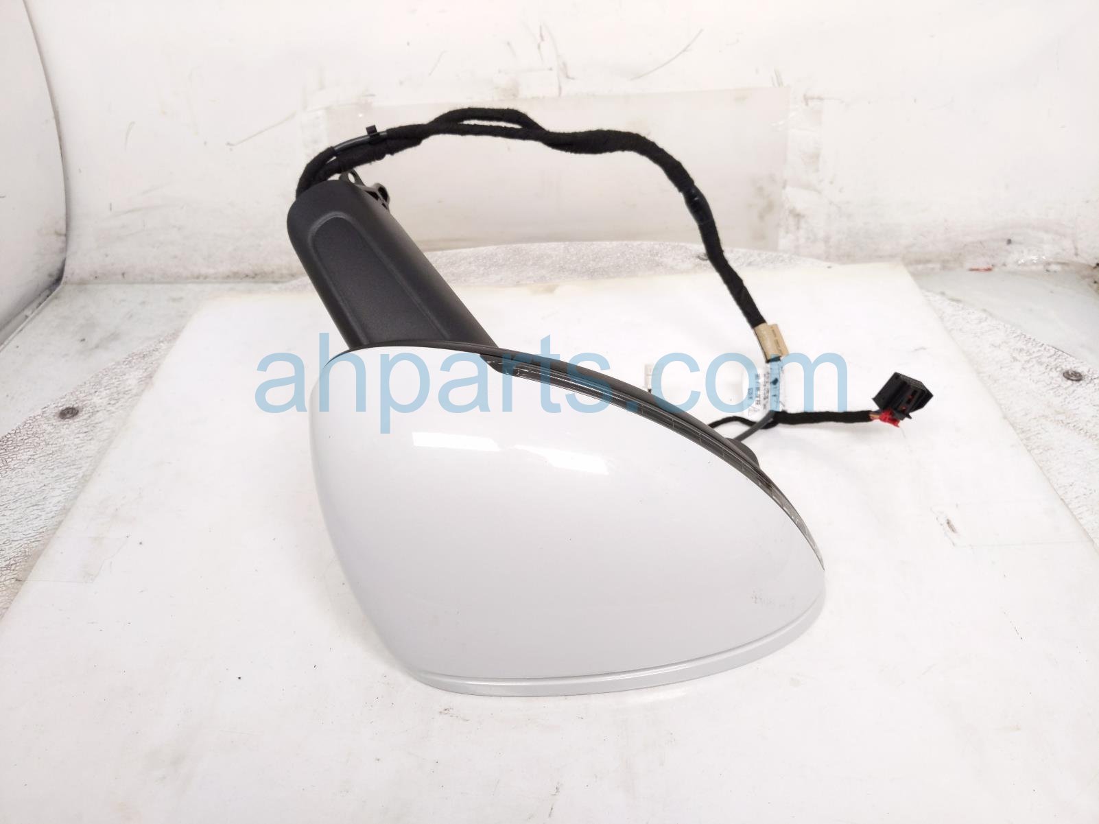 2021 Porsche Macan Rear Passenger Side View Mirror White W/ Cam 95B 857 528 A G2X Replacement 2021 Porsche Macan Rear Passenger Side View Mirror White W/ Cam 95B 857 528 A G2X Replacement thumbnail