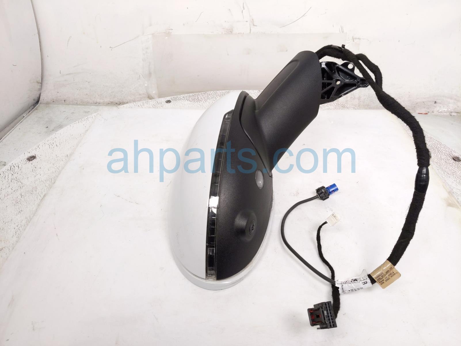 2021 Porsche Macan Rear Passenger Side View Mirror White W/ Cam 95B 857 528 A G2X Replacement 2021 Porsche Macan Rear Passenger Side View Mirror White W/ Cam 95B 857 528 A G2X Replacement thumbnail