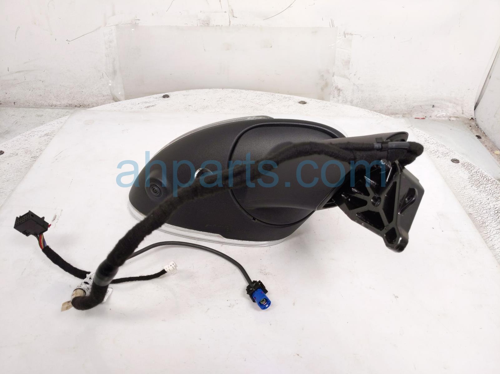 2021 Porsche Macan Rear Passenger Side View Mirror White W/ Cam 95B 857 528 A G2X Replacement 2021 Porsche Macan Rear Passenger Side View Mirror White W/ Cam 95B 857 528 A G2X Replacement thumbnail