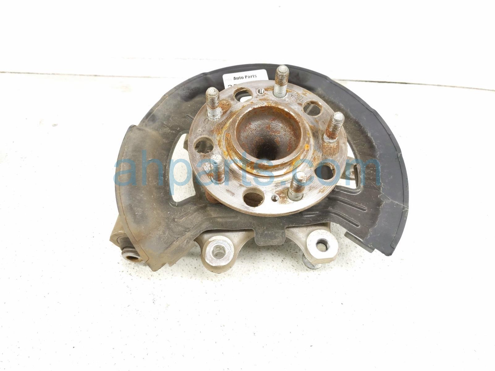 $200 Hyundai RR/LH SPINDLE KNUCKLE HUB