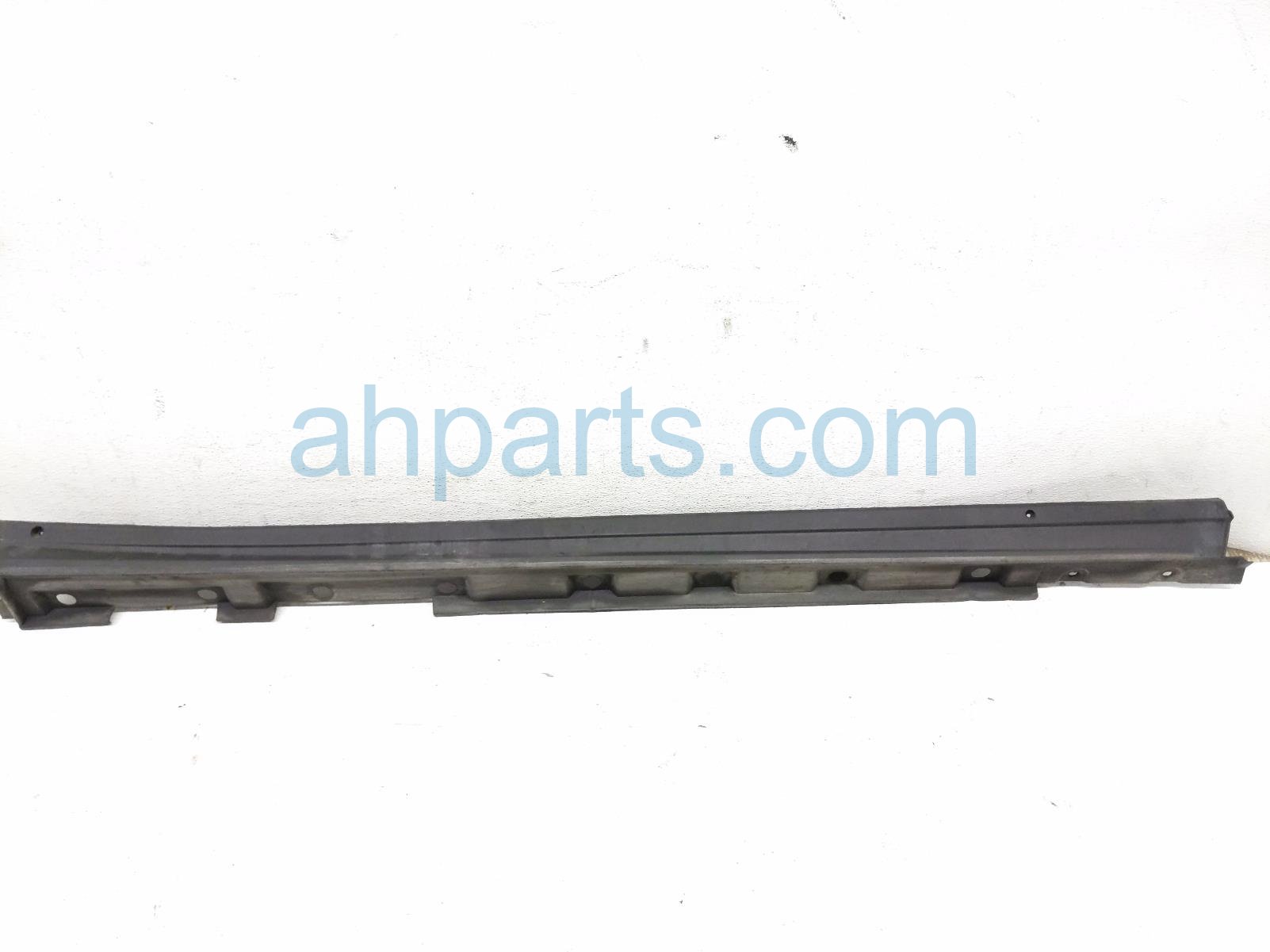 Toyota RH SIDE SKIRT / MOLDING - BLACK Toyota RH SIDE SKIRT / MOLDING - BLACK