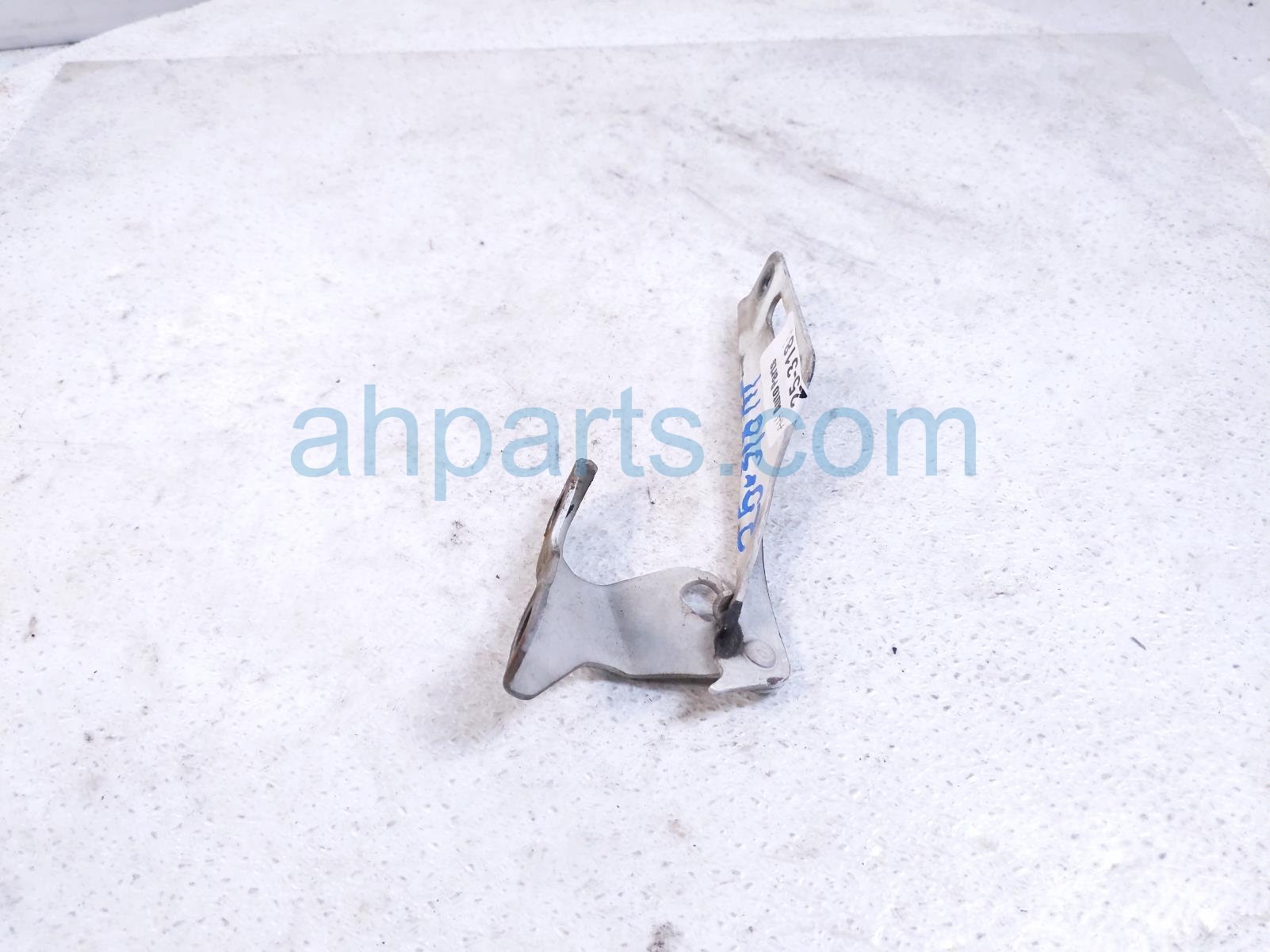 Honda RH HOOD HINGE - WHITE
