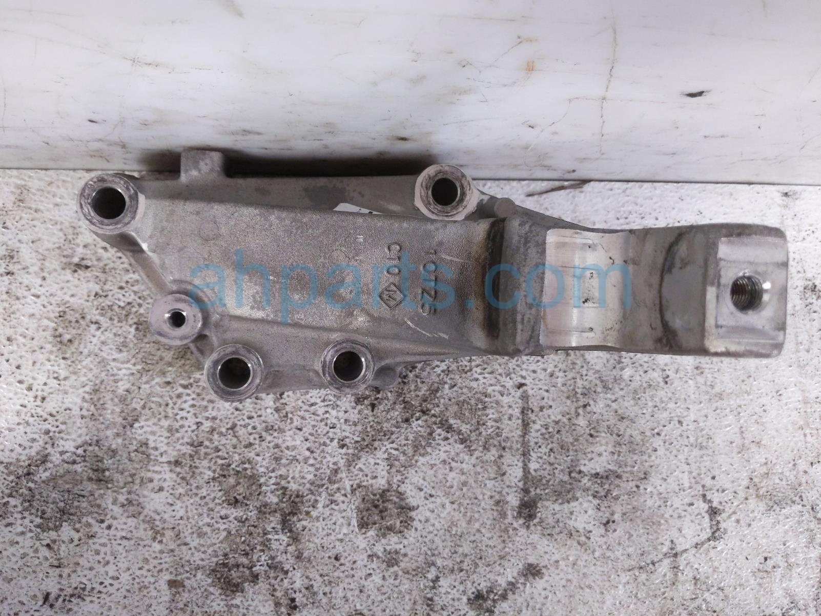 Honda REAR ENGINE MOUNT BRACKET - 3.5L FWD Honda REAR ENGINE MOUNT BRACKET - 3.5L FWD