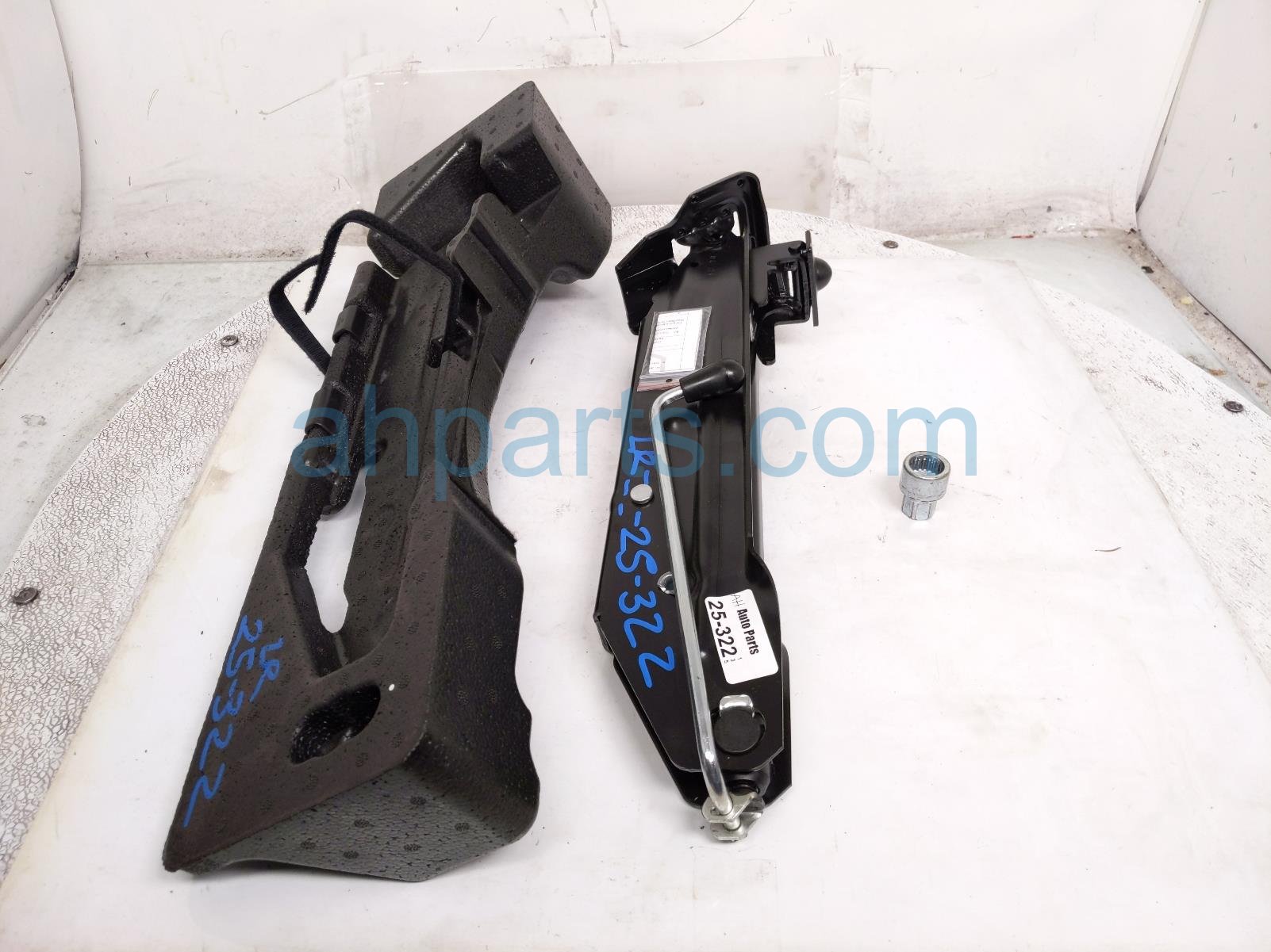 Porsche SCISSOR JACK TOOL KIT W/FOAM