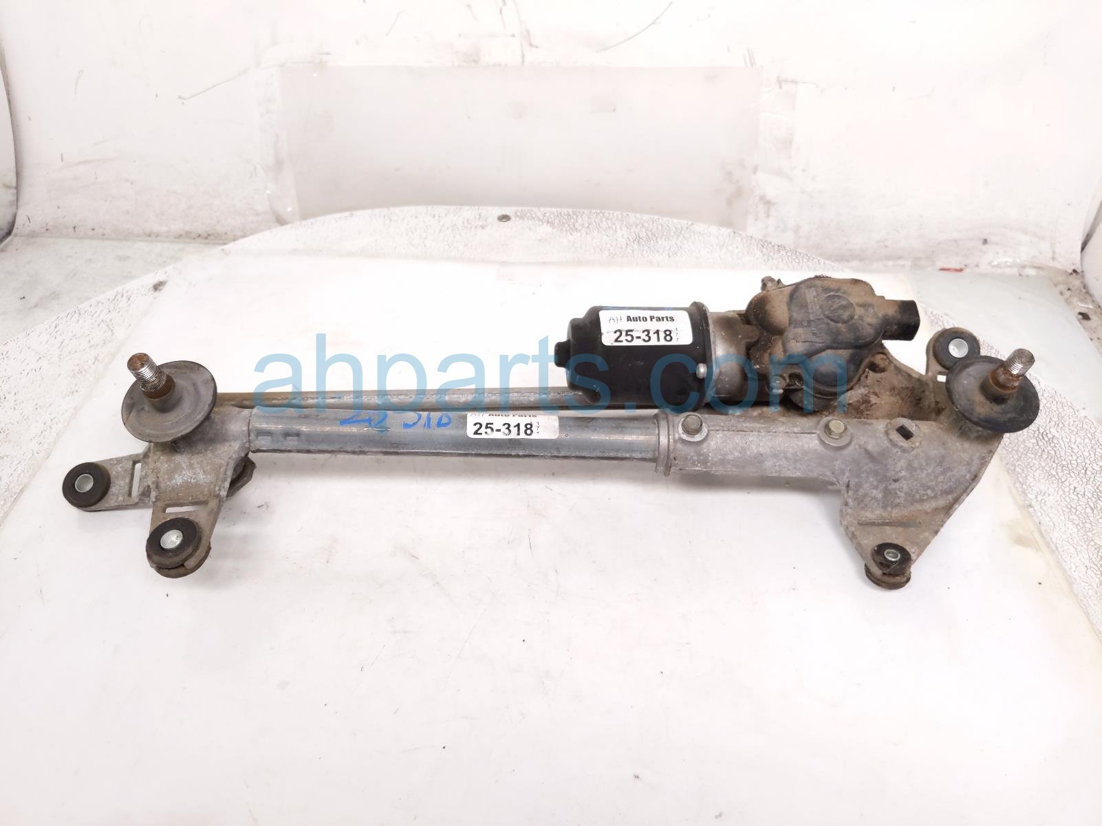 $40 Honda FRT WINDSHIELD WIPER MOTOR & LINKAGE
