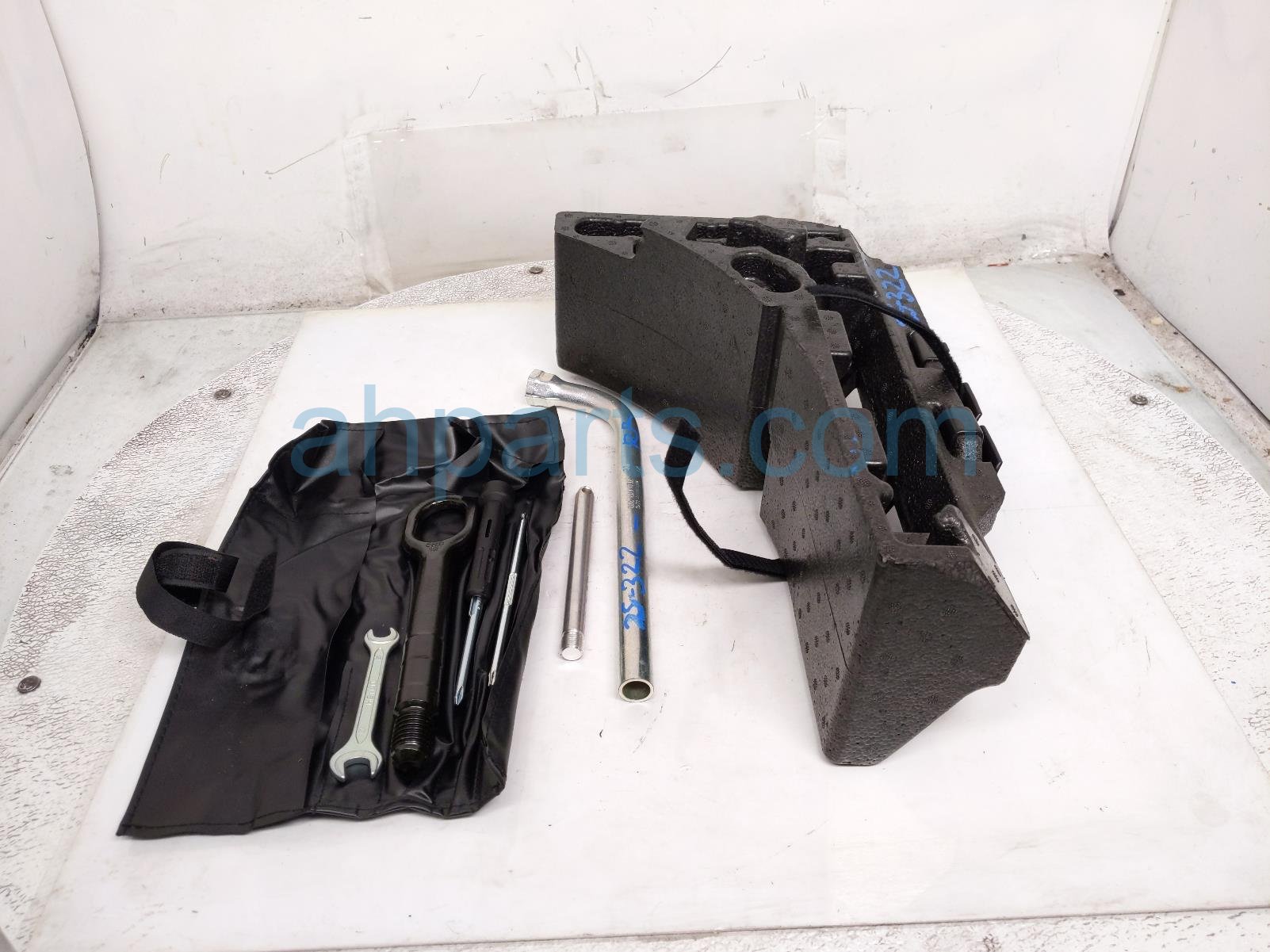 $75 Porsche RH SCISSOR JACK TOOL KIT W/FOAM $75 Porsche RH SCISSOR JACK TOOL KIT W/FOAM