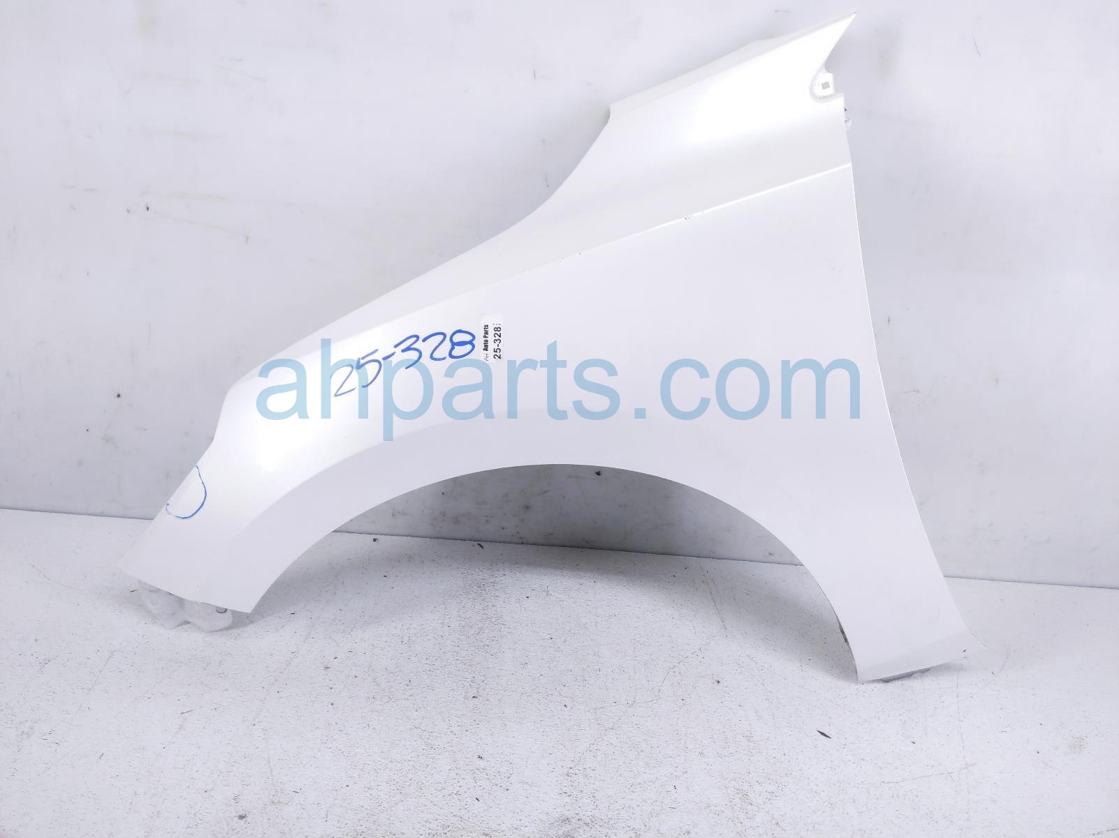 Nissan LH FENDER - WHITE *DING