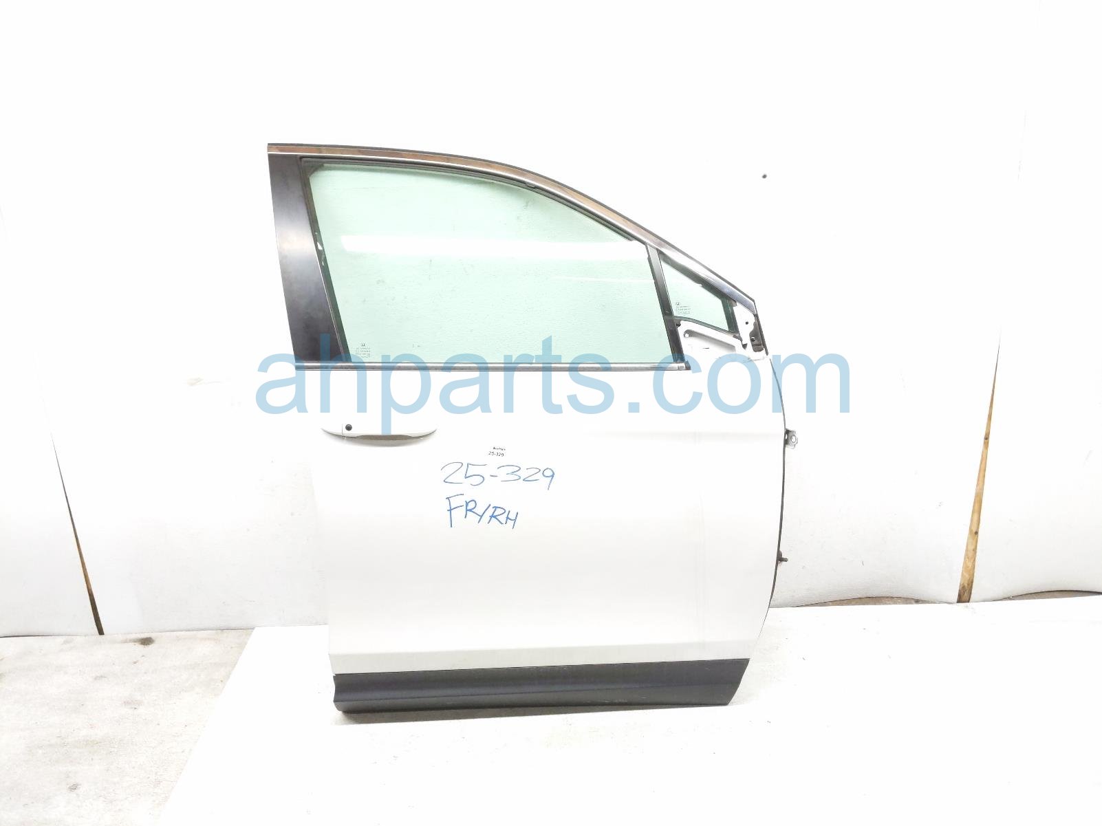 Honda FR/RH DOOR - WHITE - NO MIRROR/TRIM