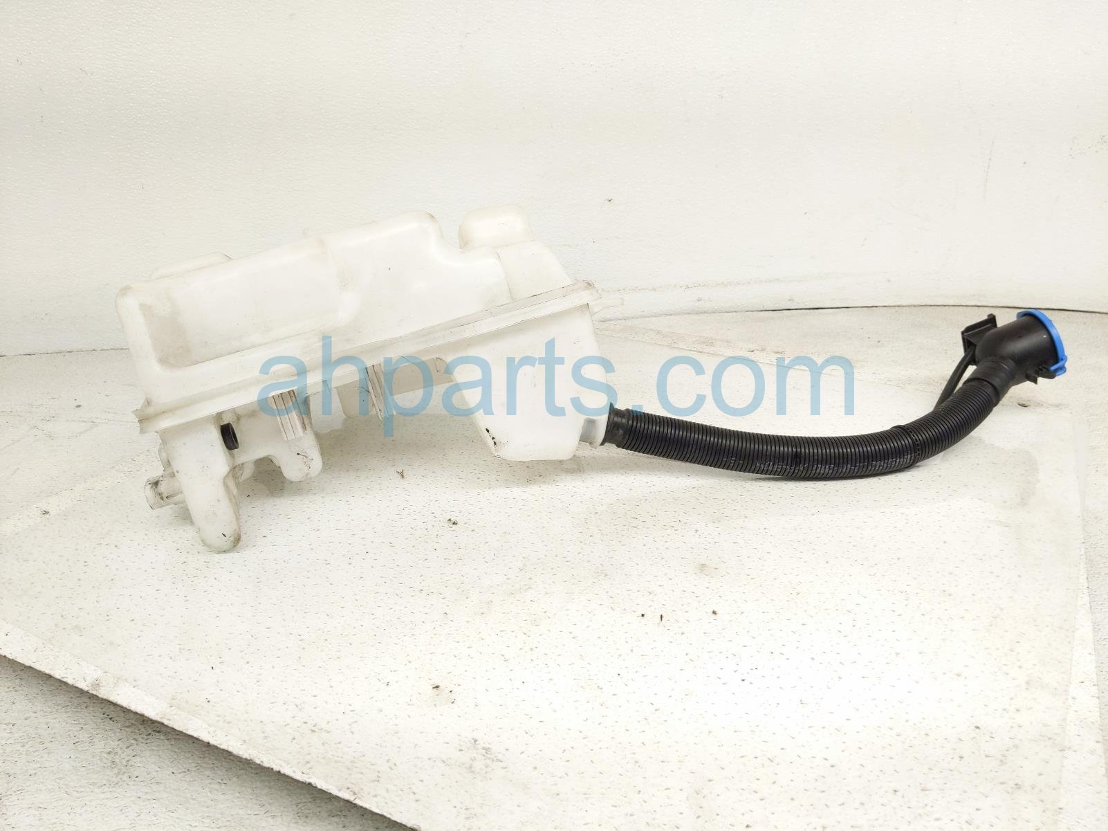 2017 BMW Minicooper Countryman Windshield Washer Reservoir Tank 61 66 7 403 904 Replacement 2017 BMW Minicooper Countryman Windshield Washer Reservoir Tank 61 66 7 403 904 Replacement thumbnail