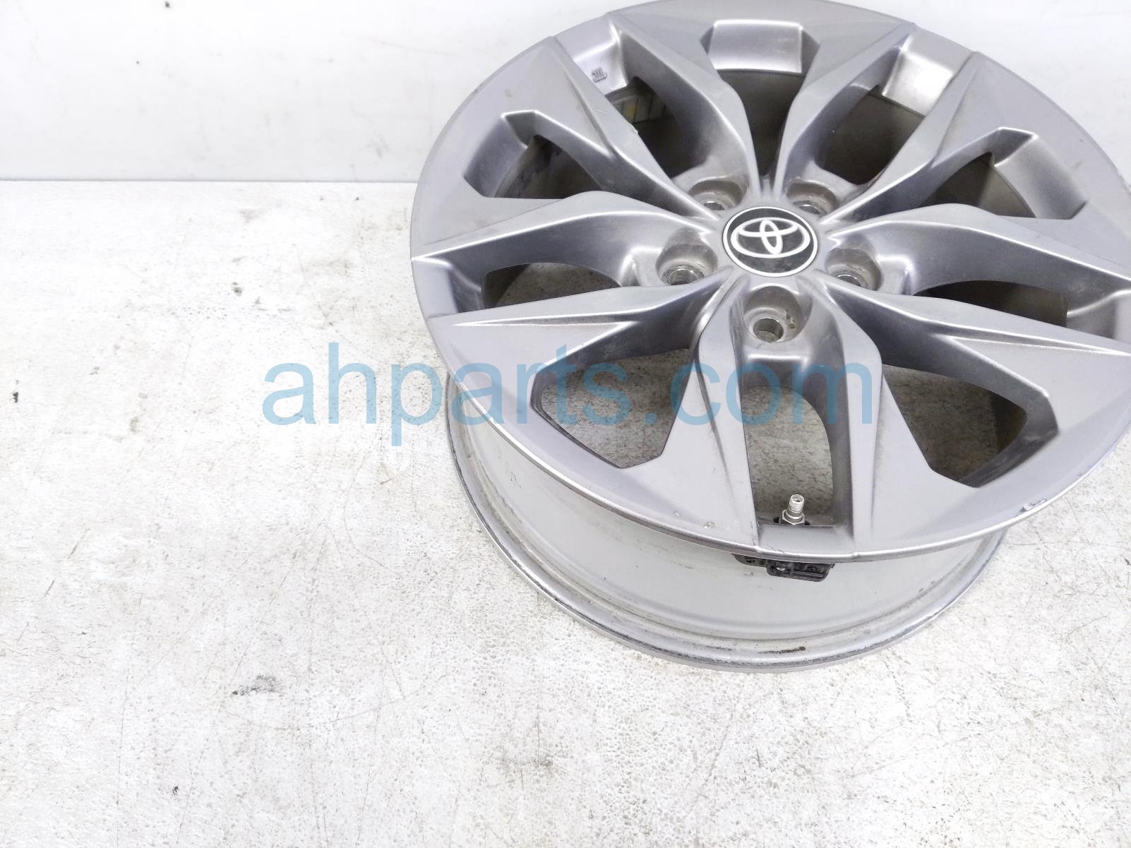 2022 Toyota Sienna Rear Driver Wheel / Rim 42607 0E030 Replacement 2022 Toyota Sienna Rear Driver Wheel / Rim 42607 0E030 Replacement thumbnail