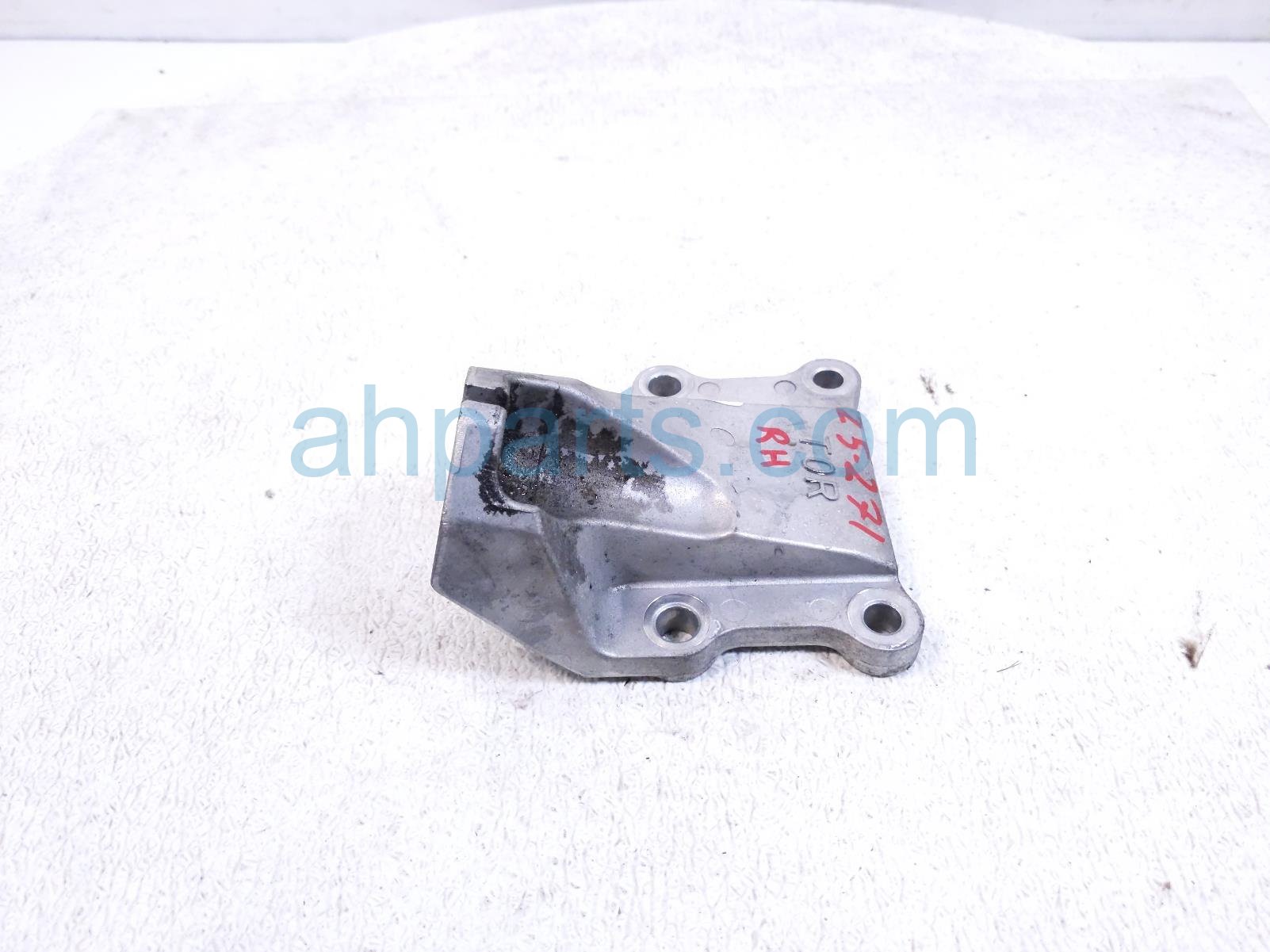 $45 Infiniti RH ENGINE MOUNT BRACKET - 3.0L RWD