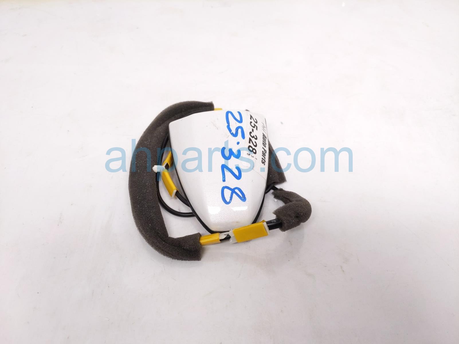 Nissan ROOF ANTENNA ASSY - WHITE