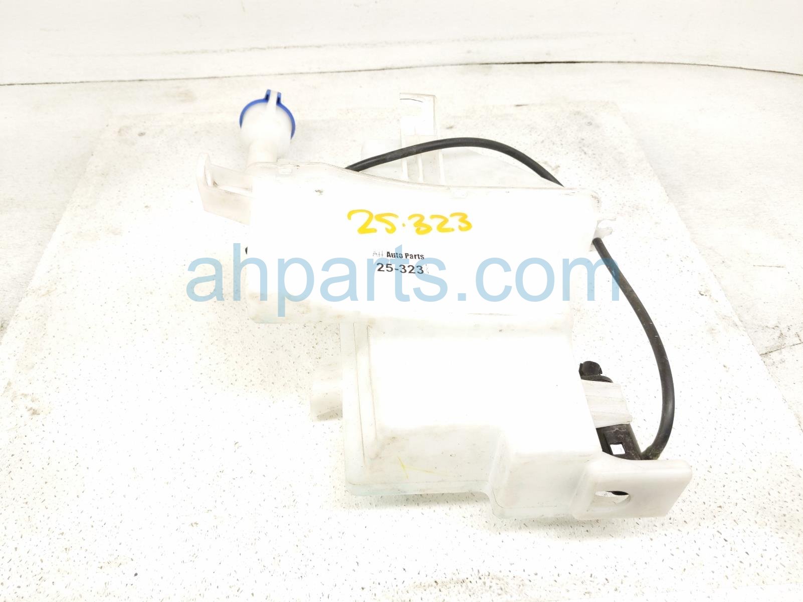 $100 Hyundai WINDSHIELD WASHER RESERVOIR W/PUMP