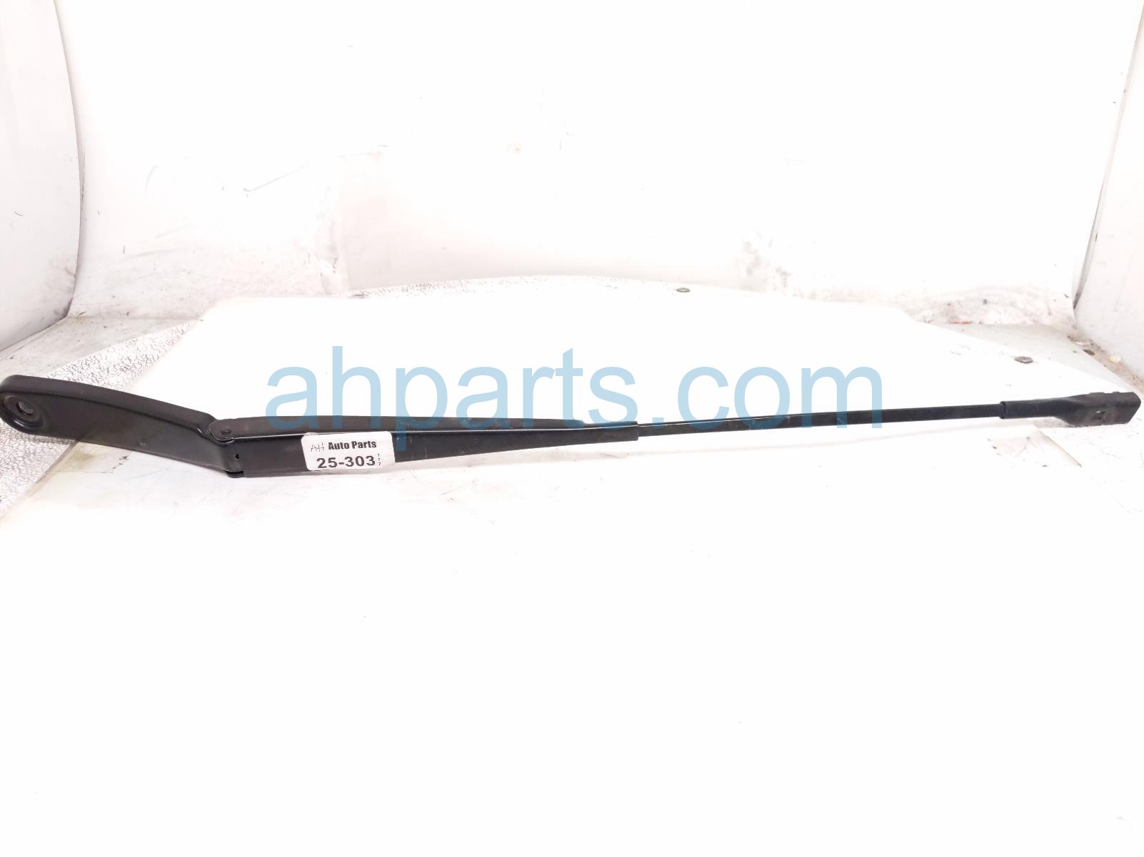 $29 BMW RH WINDSHIELD WIPER ARM