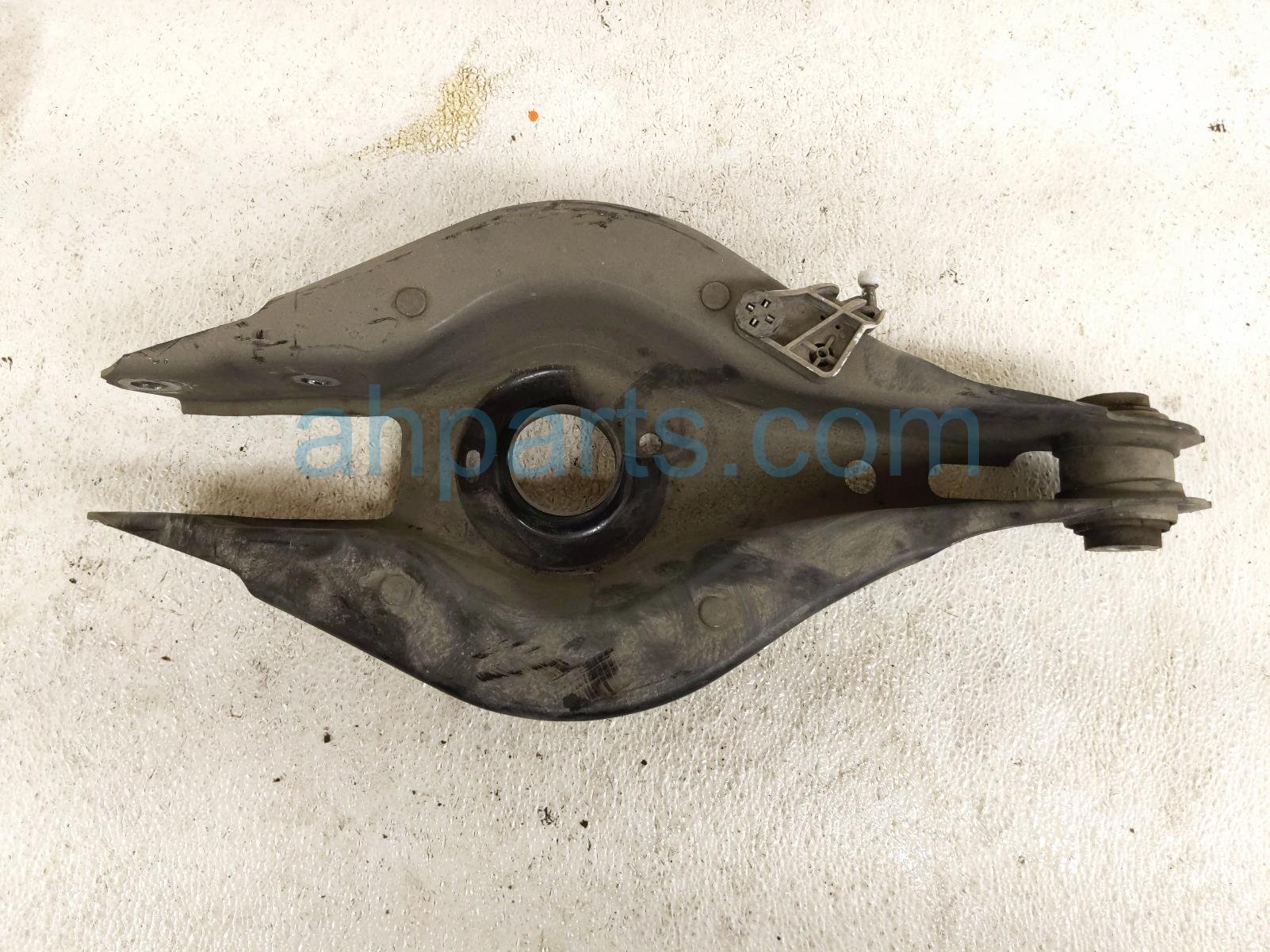 Toyota RR/LH SPRING SEAT LOWER CONTROL ARM