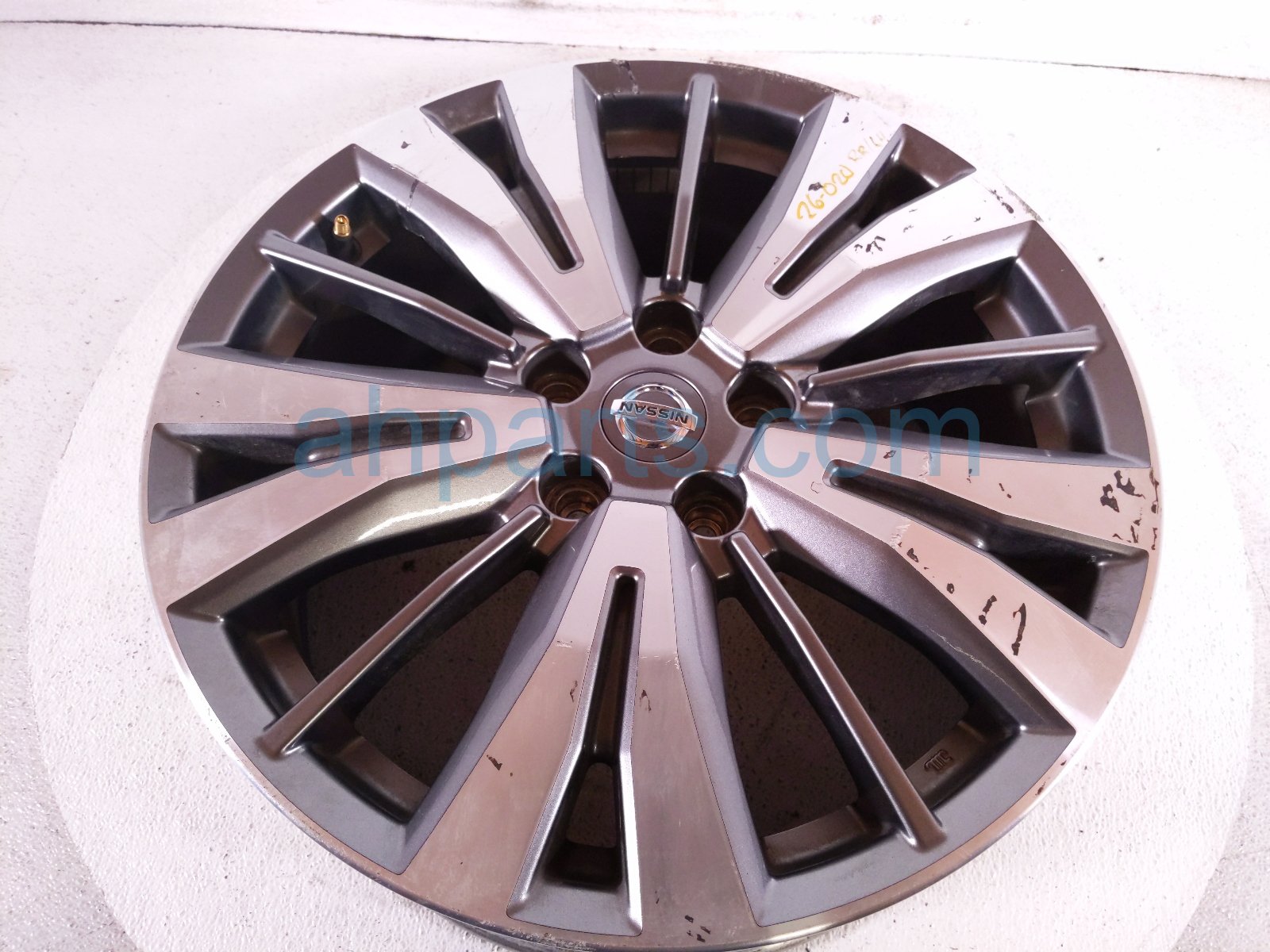 $65 Nissan RR/LH WHEEL / RIM - SCRATCHES
