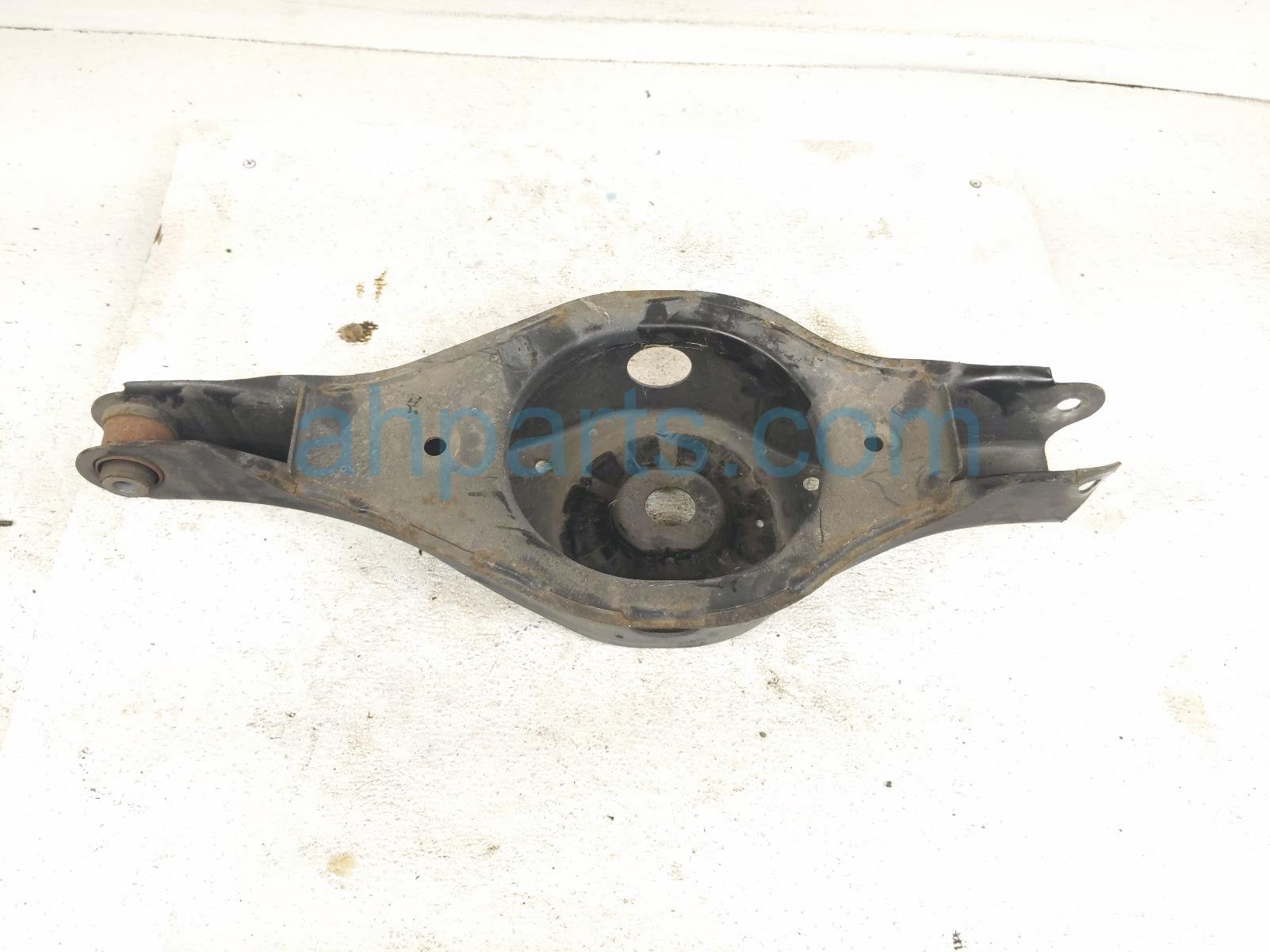 Nissan RR/LH SPRING SEAT LOWER CONTROL ARM