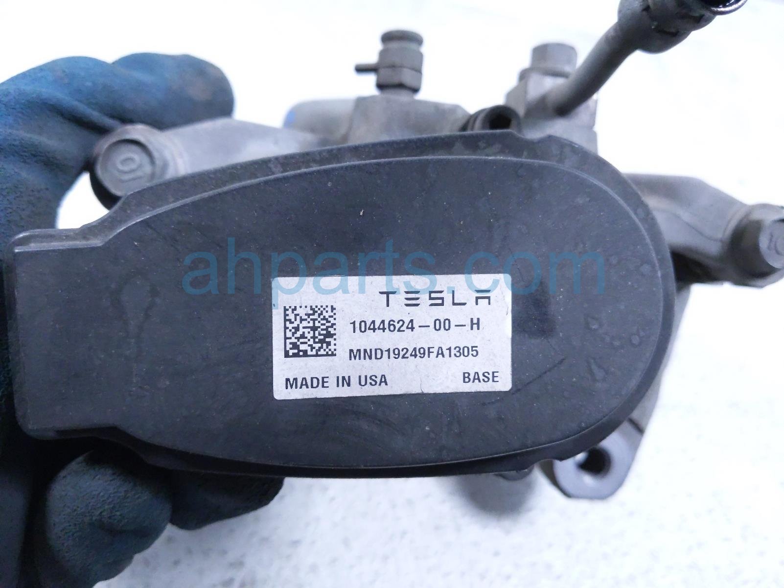 2019 Tesla Tesla 3 Rear Passenger Brake Caliper 1044624 00 H Replacement 2019 Tesla Tesla 3 Rear Passenger Brake Caliper 1044624 00 H Replacement thumbnail