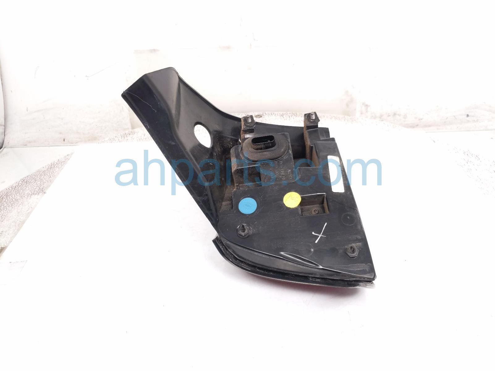 2019 Tesla Tesla 3 Light / Rear Passenger Tail Lamp (on Body) 1077398 00 H Replacement 2019 Tesla Tesla 3 Light / Rear Passenger Tail Lamp (on Body) 1077398 00 H Replacement thumbnail